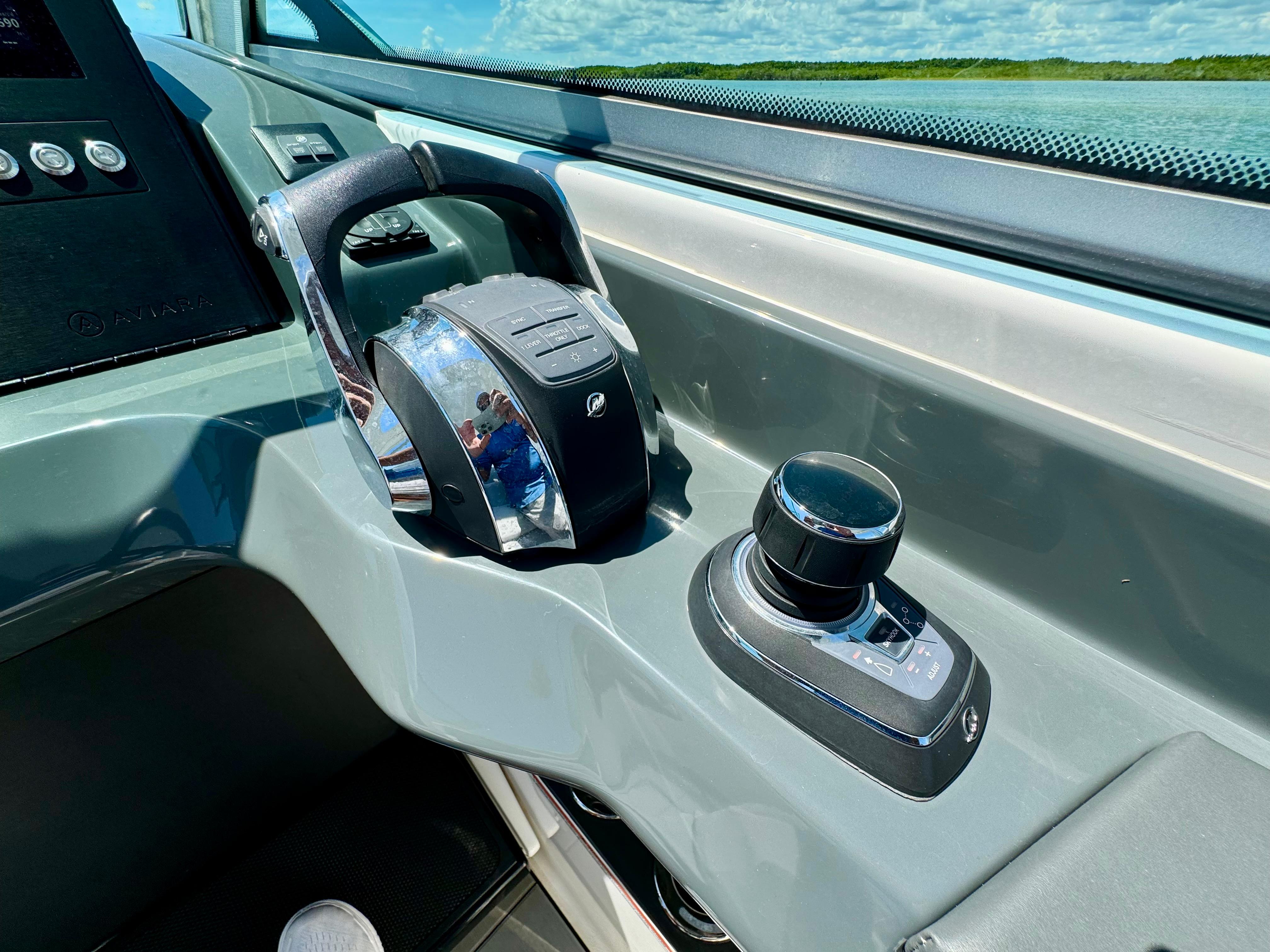 Aviara-AV32 OB 2021 -FL-US-2021 Aviara AV32 OB boat throttle and joystick control system.-9443715 | Thumbnail