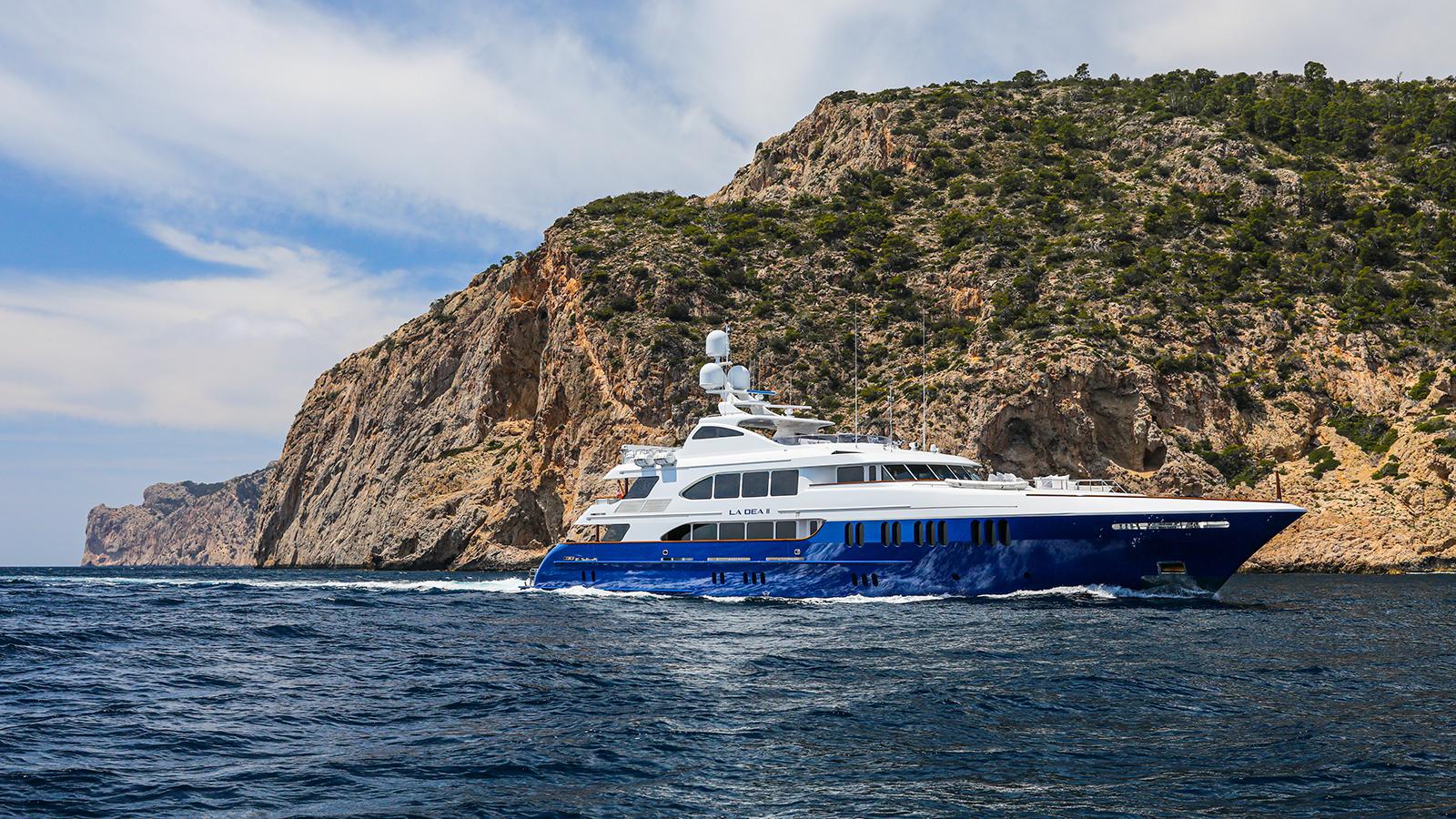 2007 Performance tri deck motor yacht