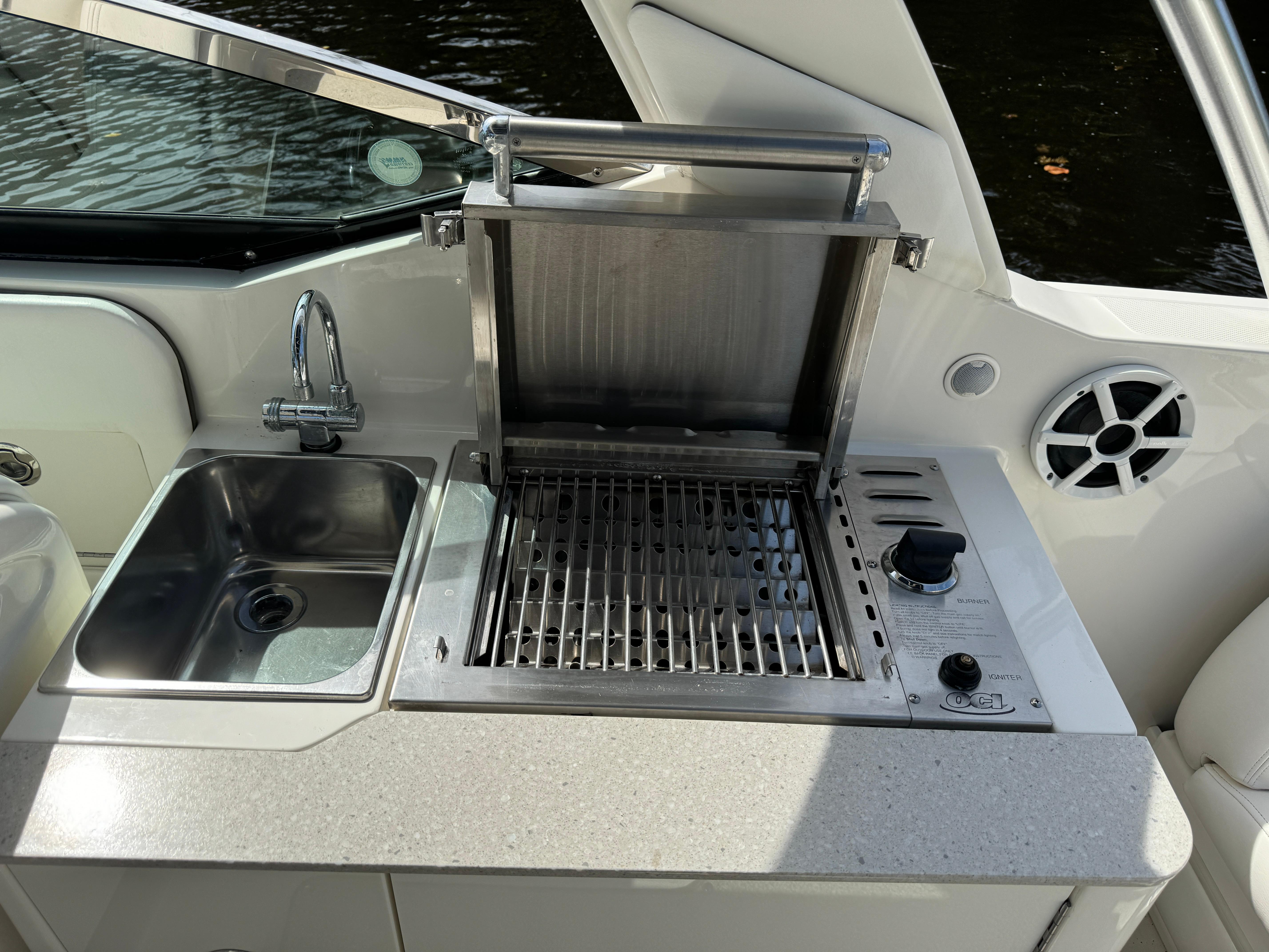 Sea Ray 300 SLX - Grill and Sink
