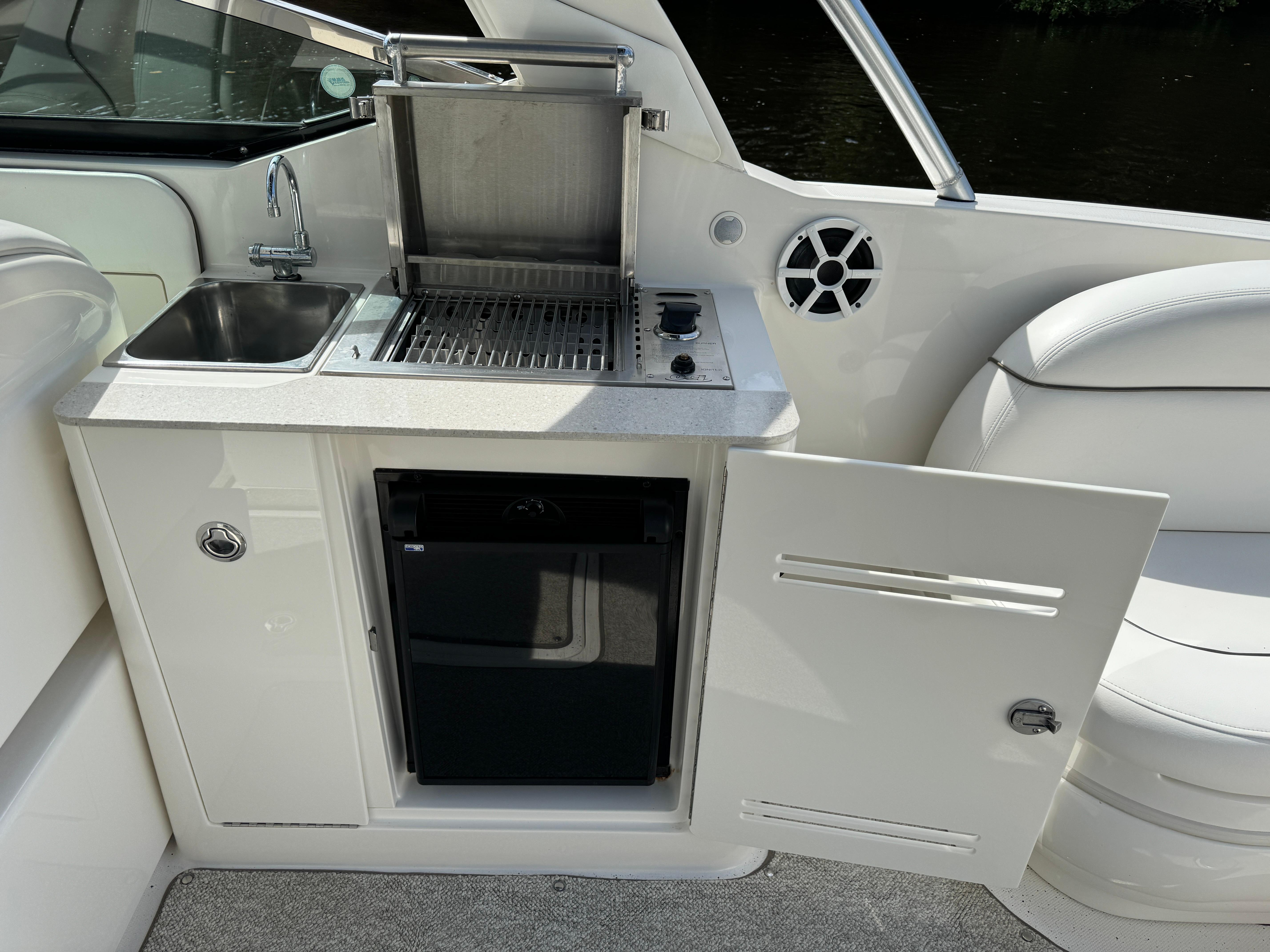 Sea Ray 300 SLX - Grill and Sink