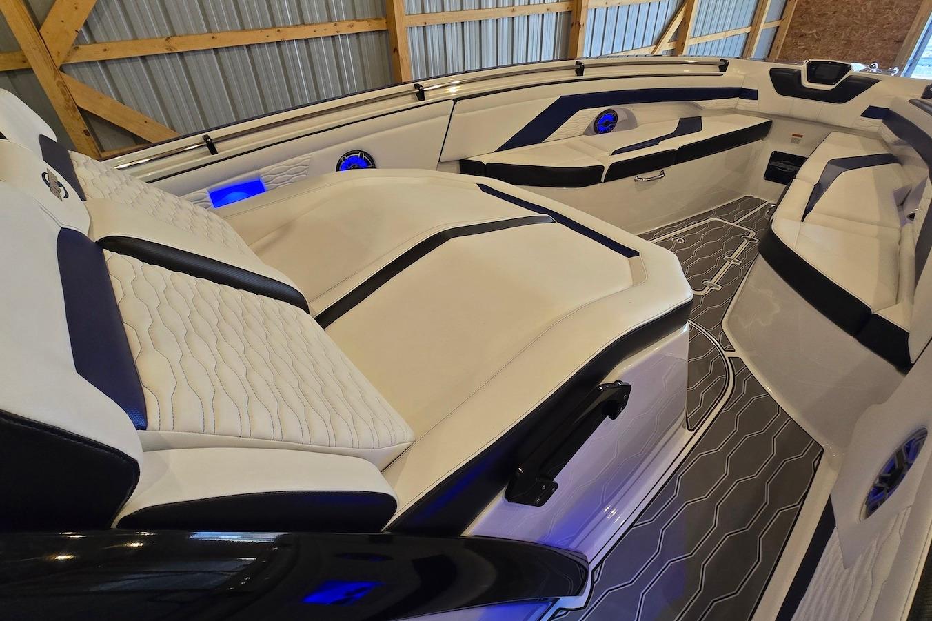 M 10541 BW Knot 10 Yacht Sales M 10541 BW Knot 10 Yacht Sales