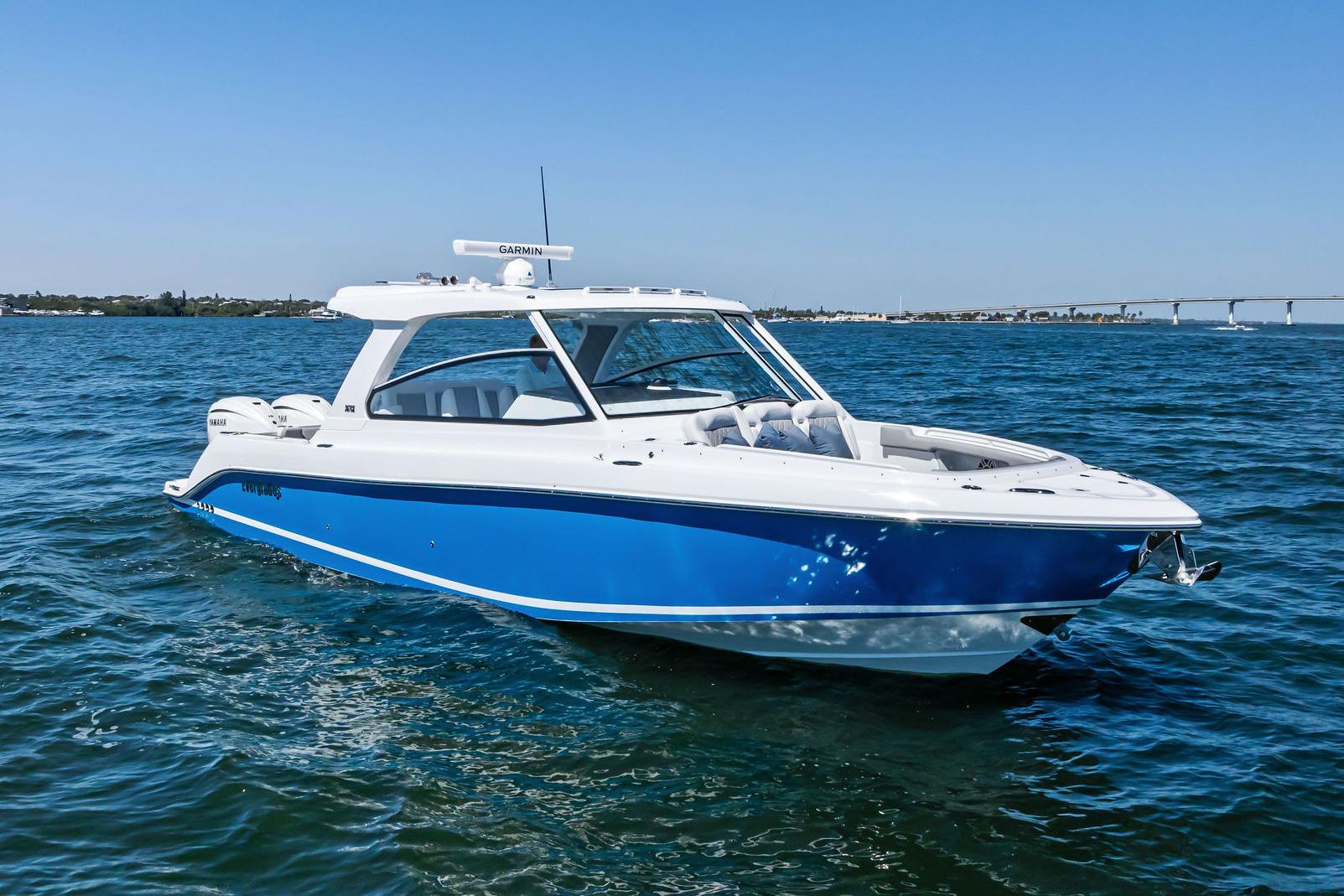 2025 Everglades 367 CX - Midwest Boating Center