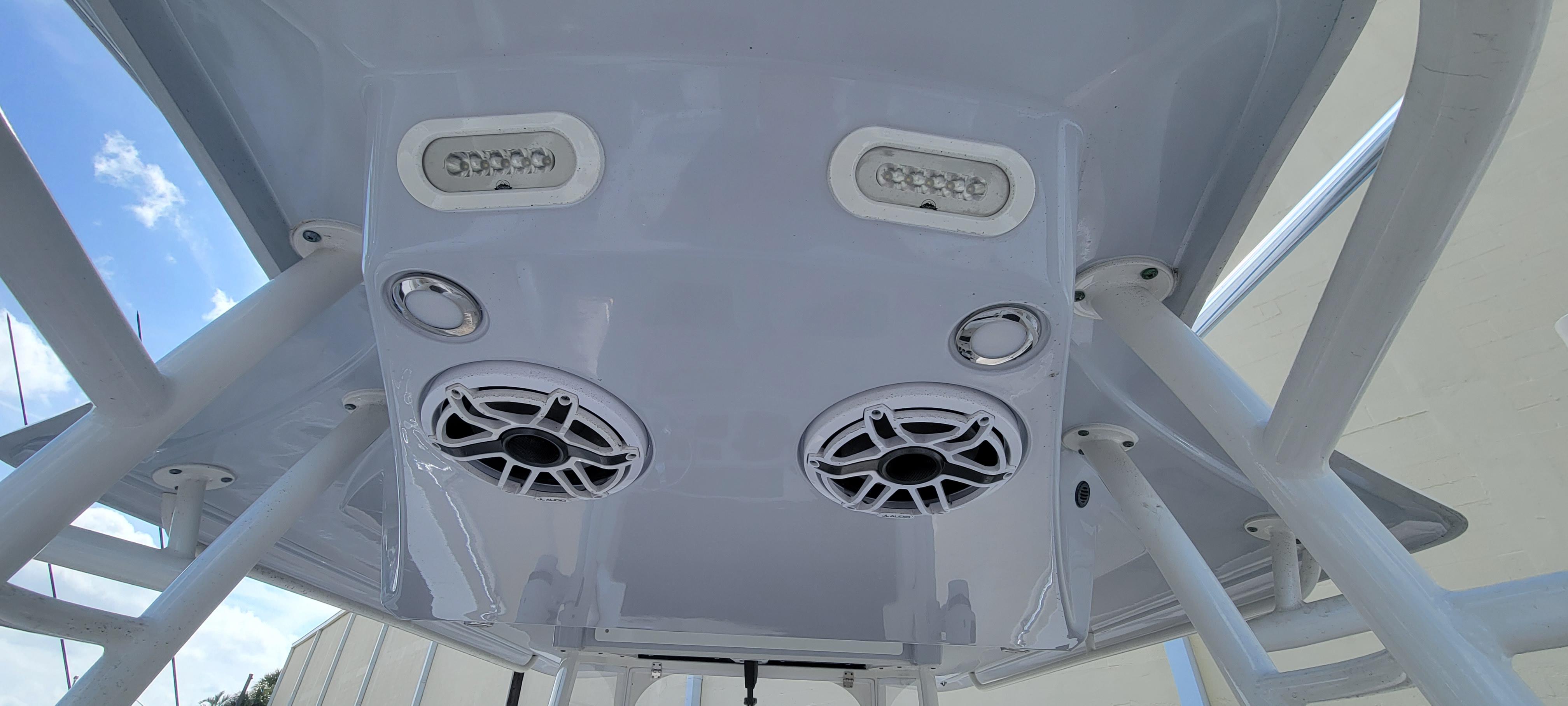 2020-cobia-320-center-console-power-9693705-20250225122918355-1_XLARGE