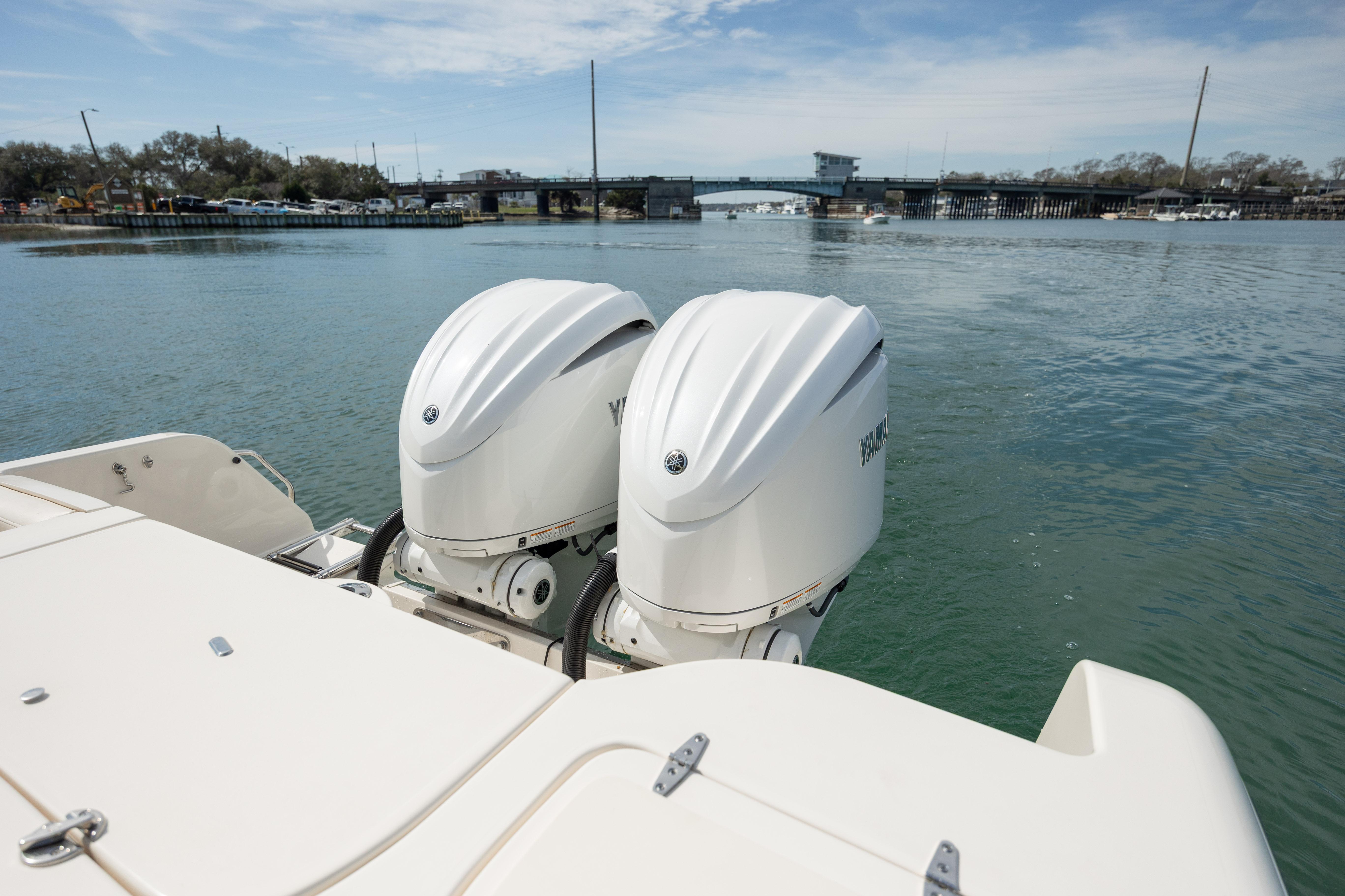 2023-grady-white-freedom-285-power-9723758-20250321062523462-1_XLARGE