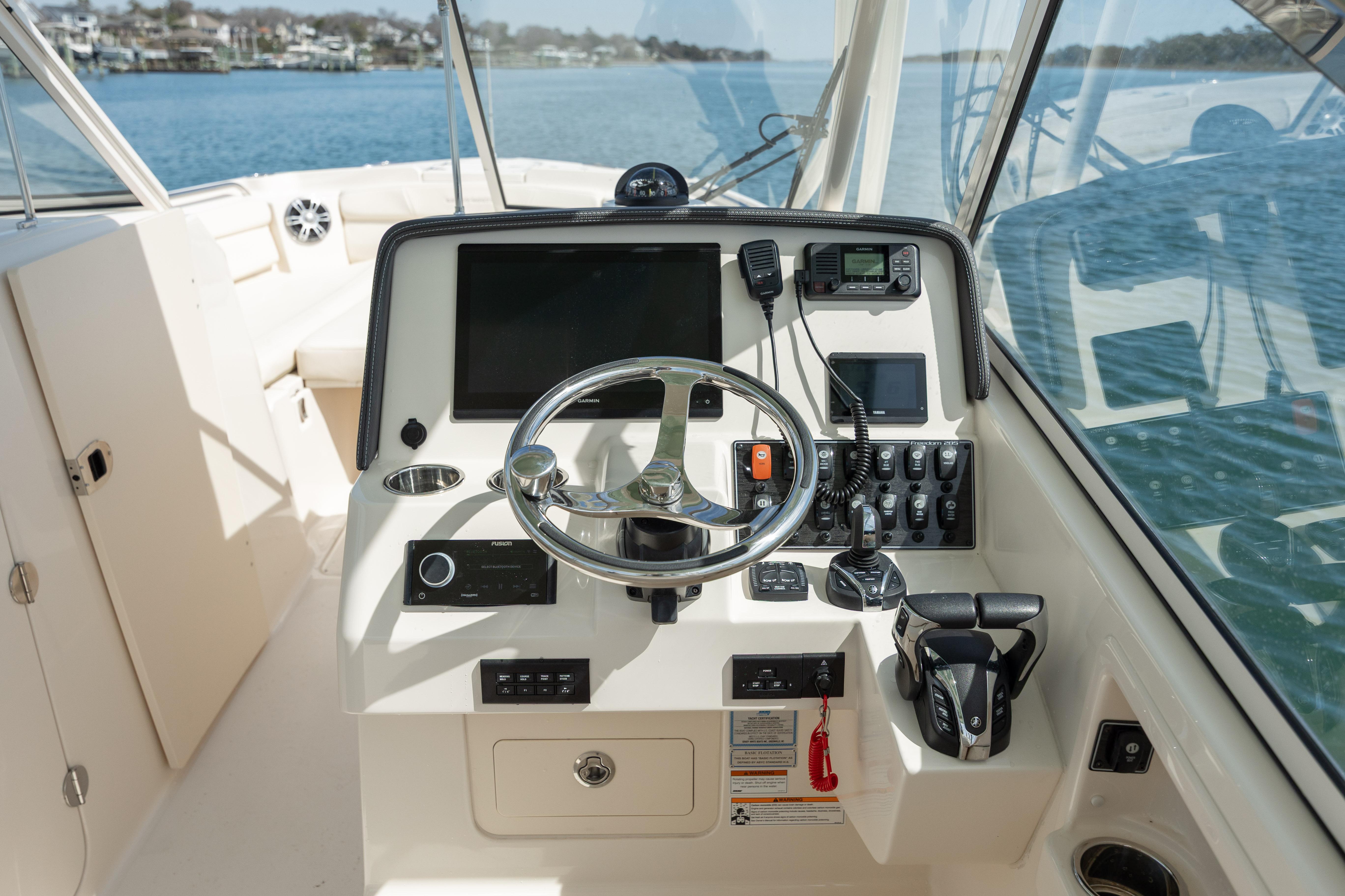 2023-grady-white-freedom-285-power-9723758-20250321062624523-1_XLARGE