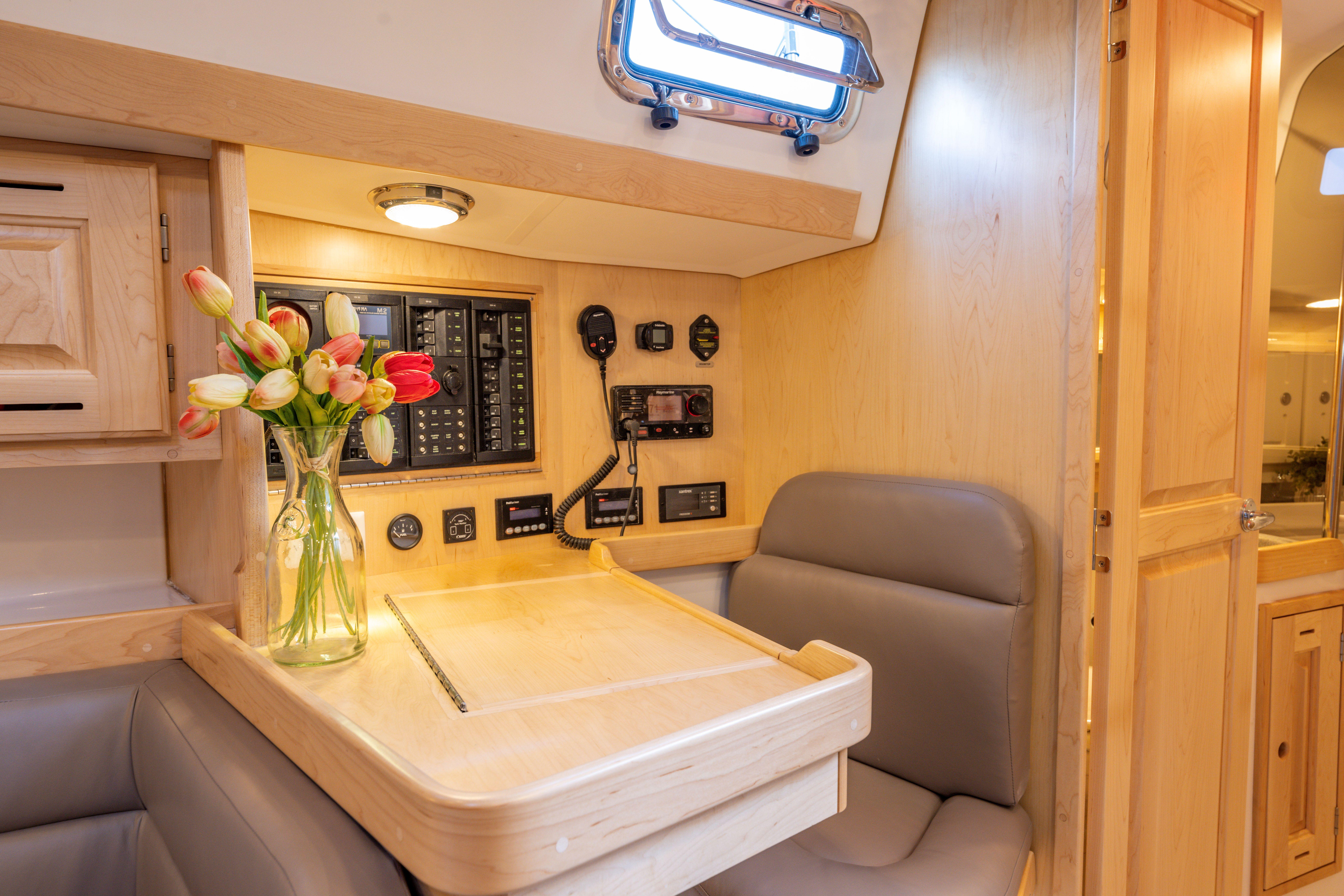Tartan-365 2023-SEA #5 IN STOCK WA-US-Cozy Tartan 365 yacht interior with navigation panel and tulip vase, 2023 model.-9568831 | Thumbnail