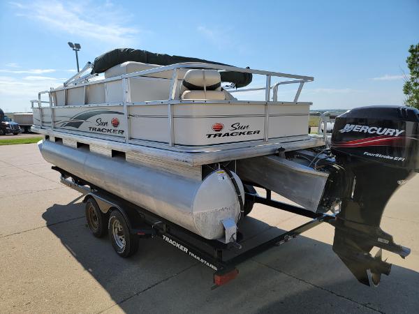 2005 Sun Tracker boat for sale, model of the boat is Fishin Barge 21 & Image # 4 of 16