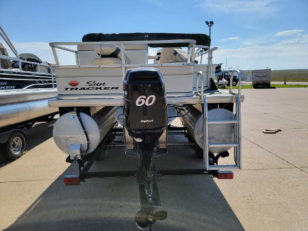 2005 Sun Tracker boat for sale, model of the boat is Fishin Barge 21 & Image # 3 of 16