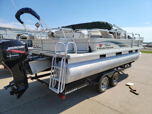 2005 Sun Tracker boat for sale, model of the boat is Fishin Barge 21 & Image # 2 of 16