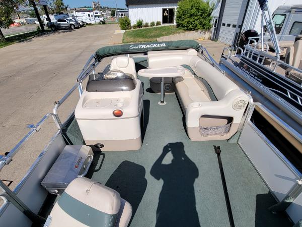 2005 Sun Tracker boat for sale, model of the boat is Fishin Barge 21 & Image # 7 of 16