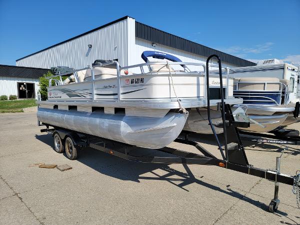 2005 Sun Tracker boat for sale, model of the boat is Fishin Barge 21 & Image # 5 of 16