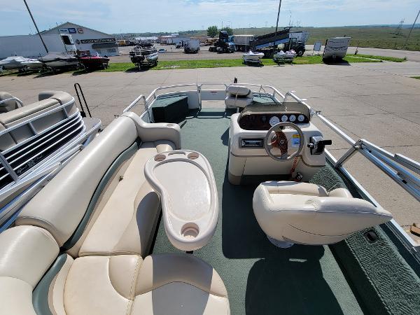 2005 Sun Tracker boat for sale, model of the boat is Fishin Barge 21 & Image # 13 of 16