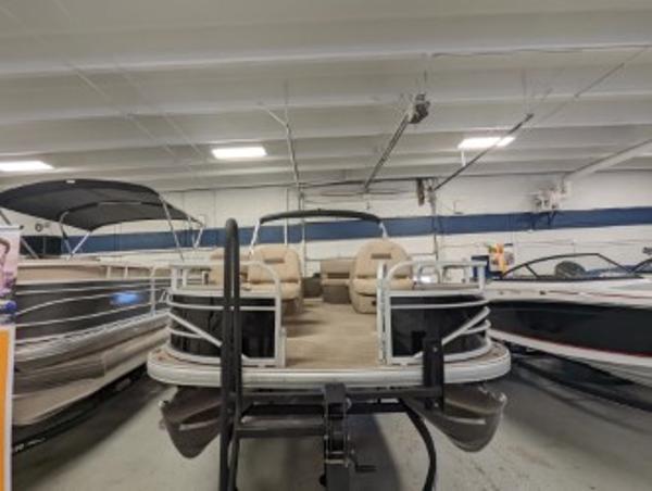 2022 Sun Tracker boat for sale, model of the boat is Fishin' Barge 20 DLX & Image # 1 of 9