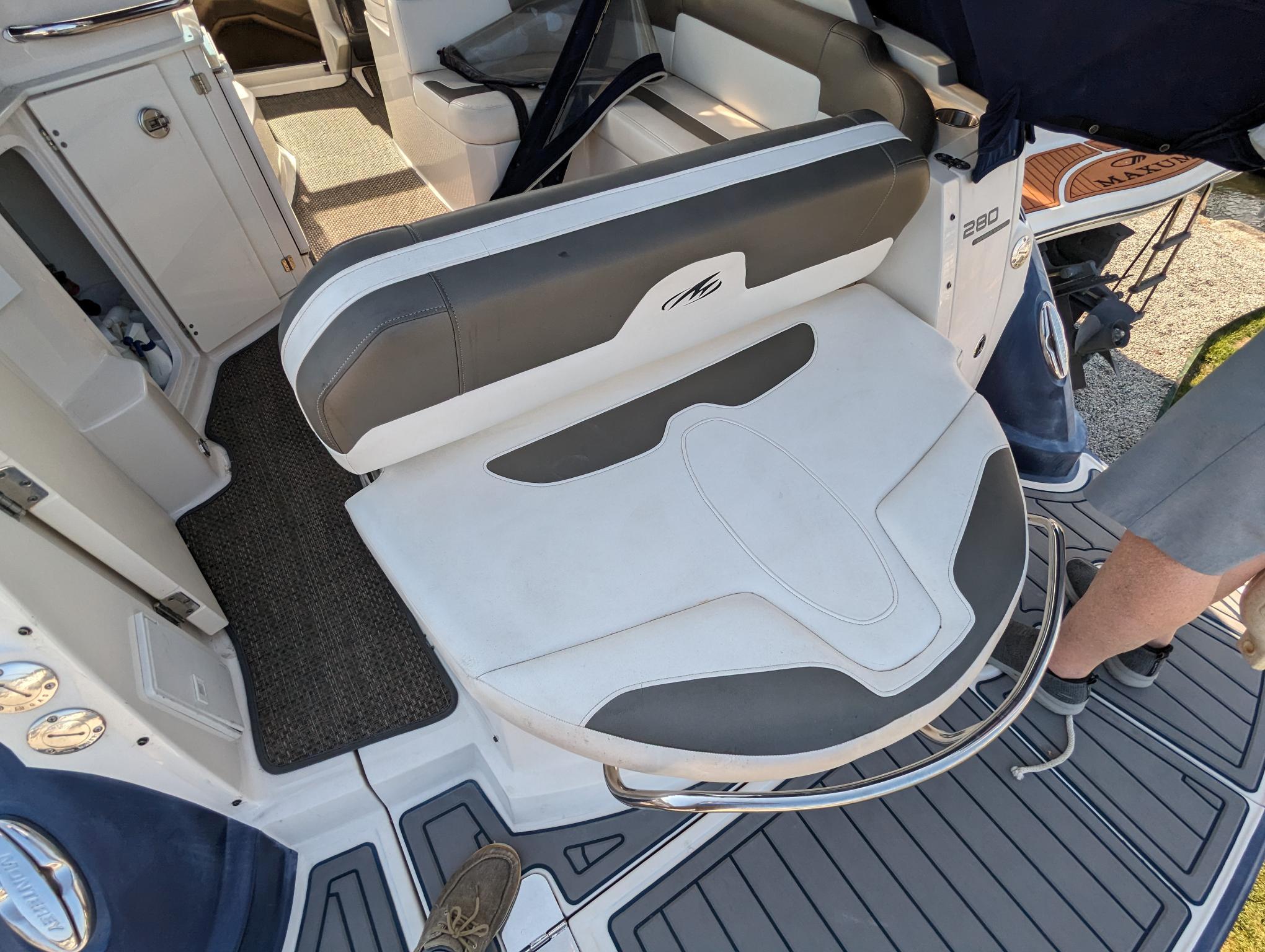 2013 Monterey 280 Sport Yacht-8