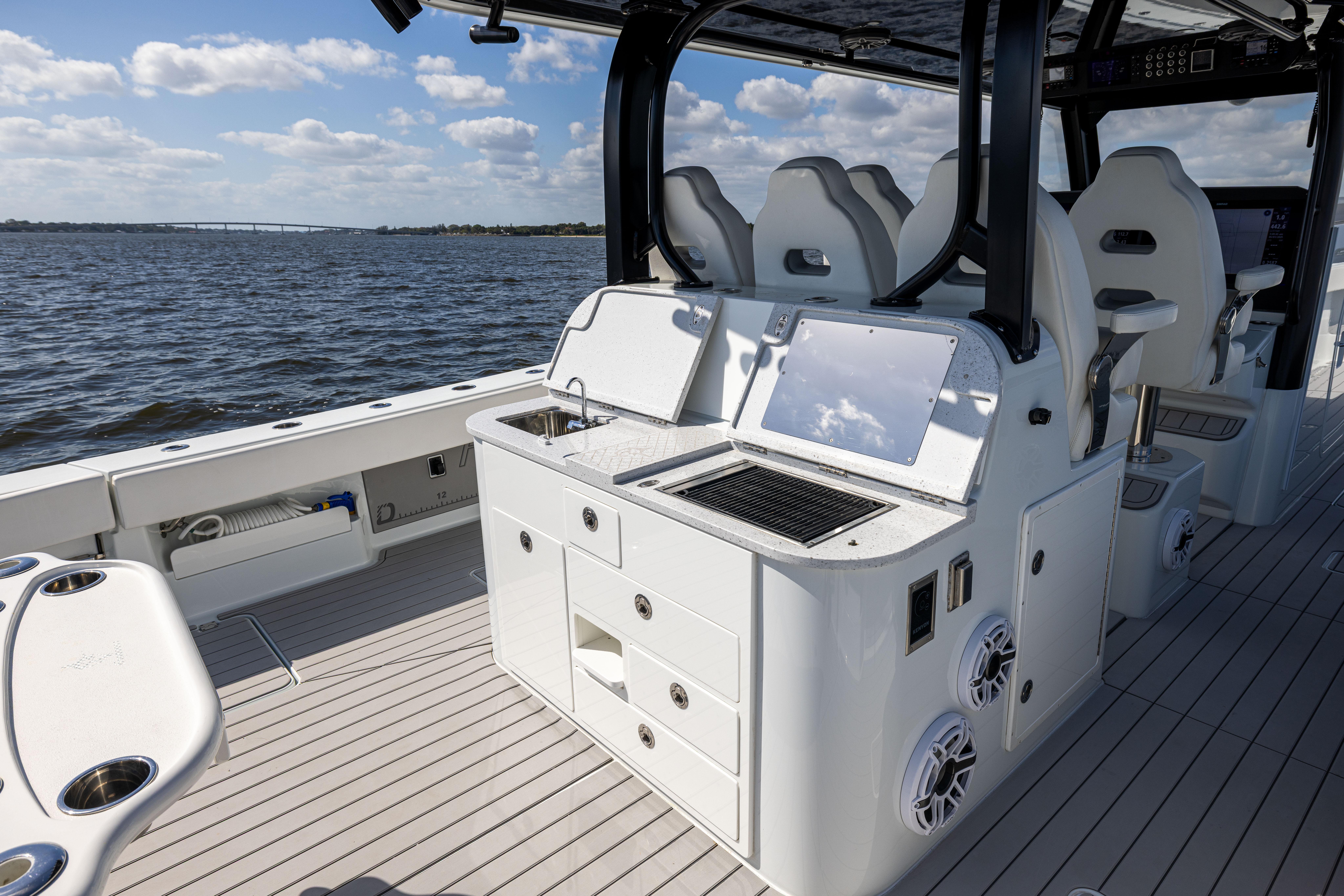 2022-freeman-47-center-console-power-9783844-20250506064005674-1_XLARGE