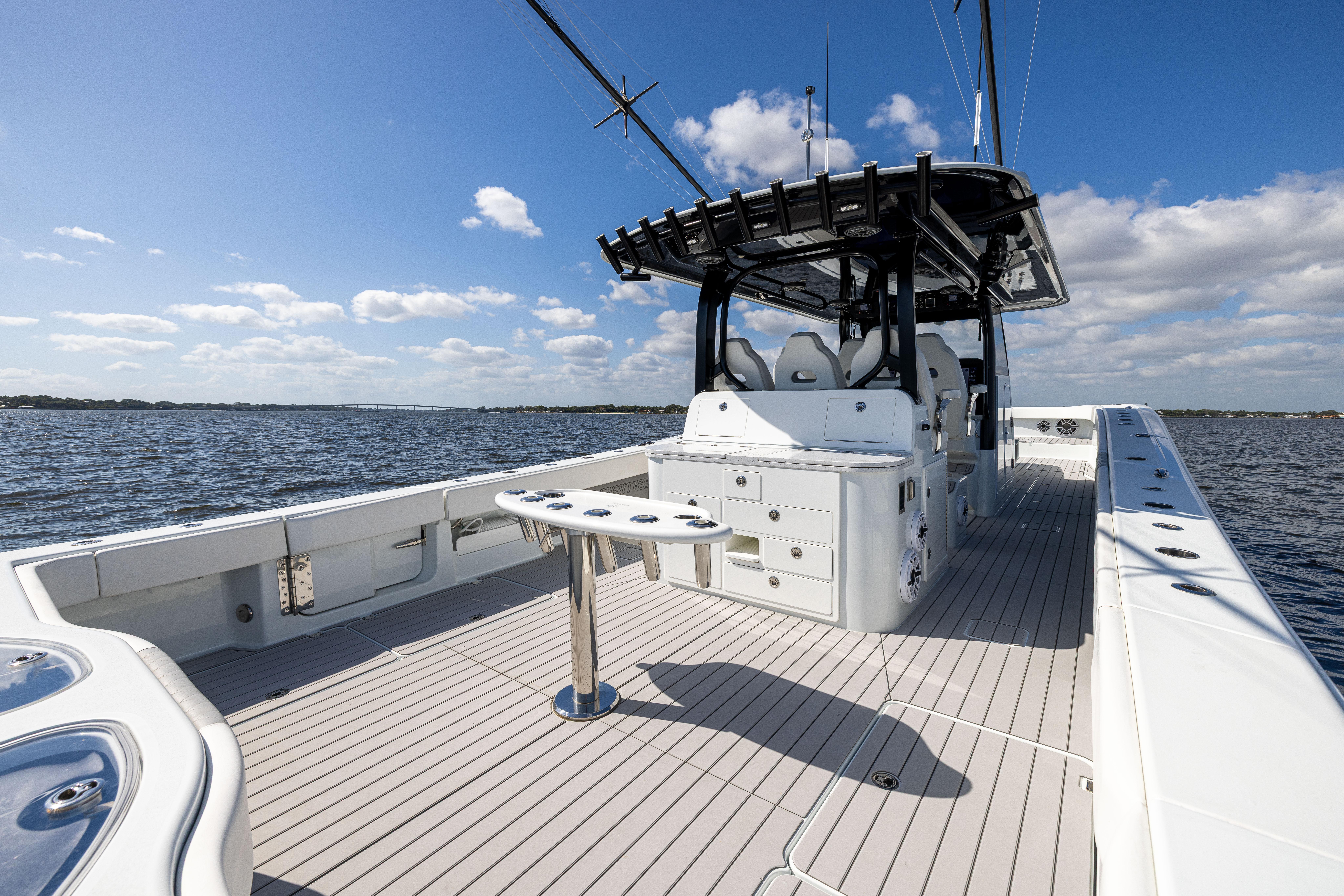2022-freeman-47-center-console-power-9783844-20250506064013806-1_XLARGE