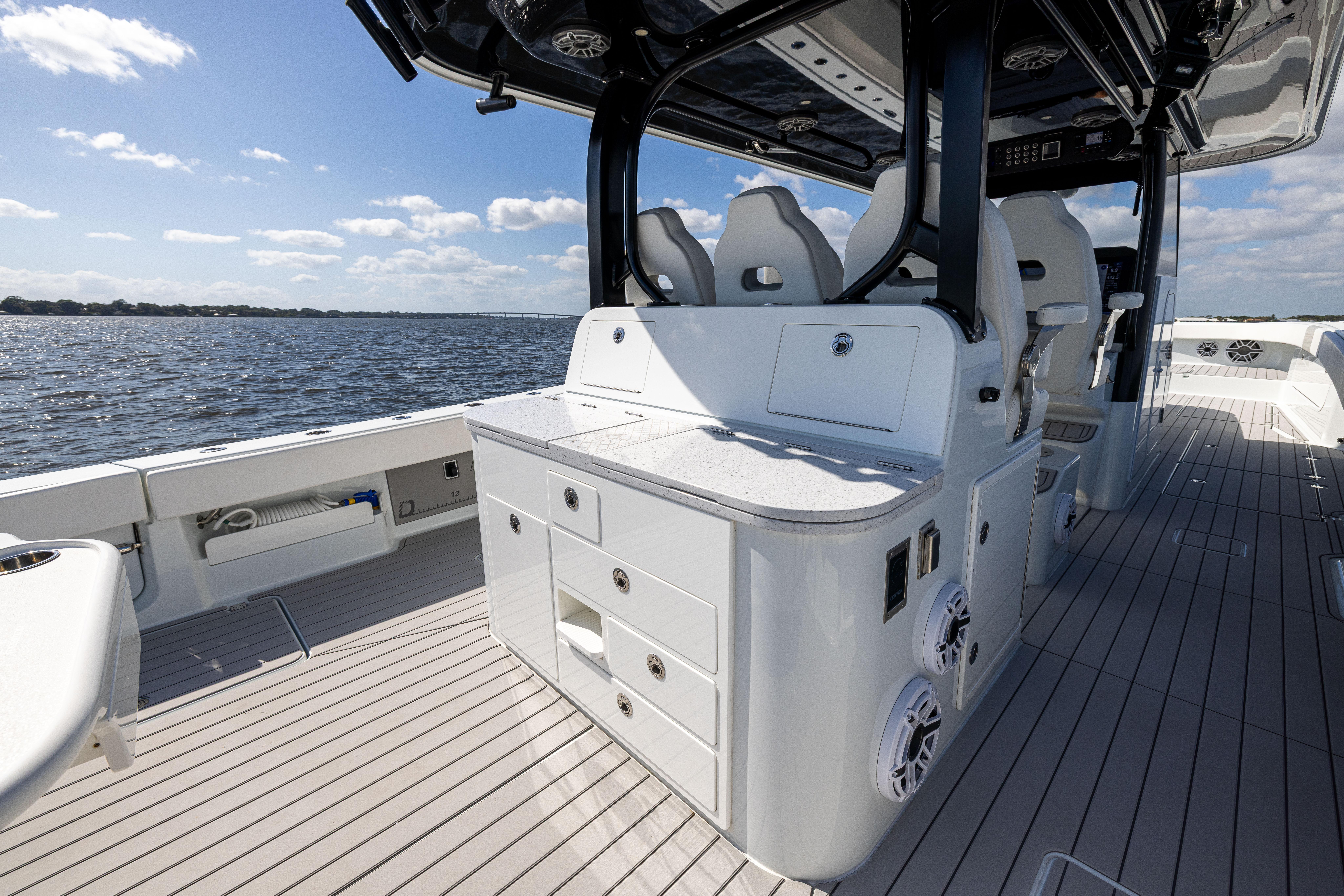 2022-freeman-47-center-console-power-9783844-20250506064029028-1_XLARGE