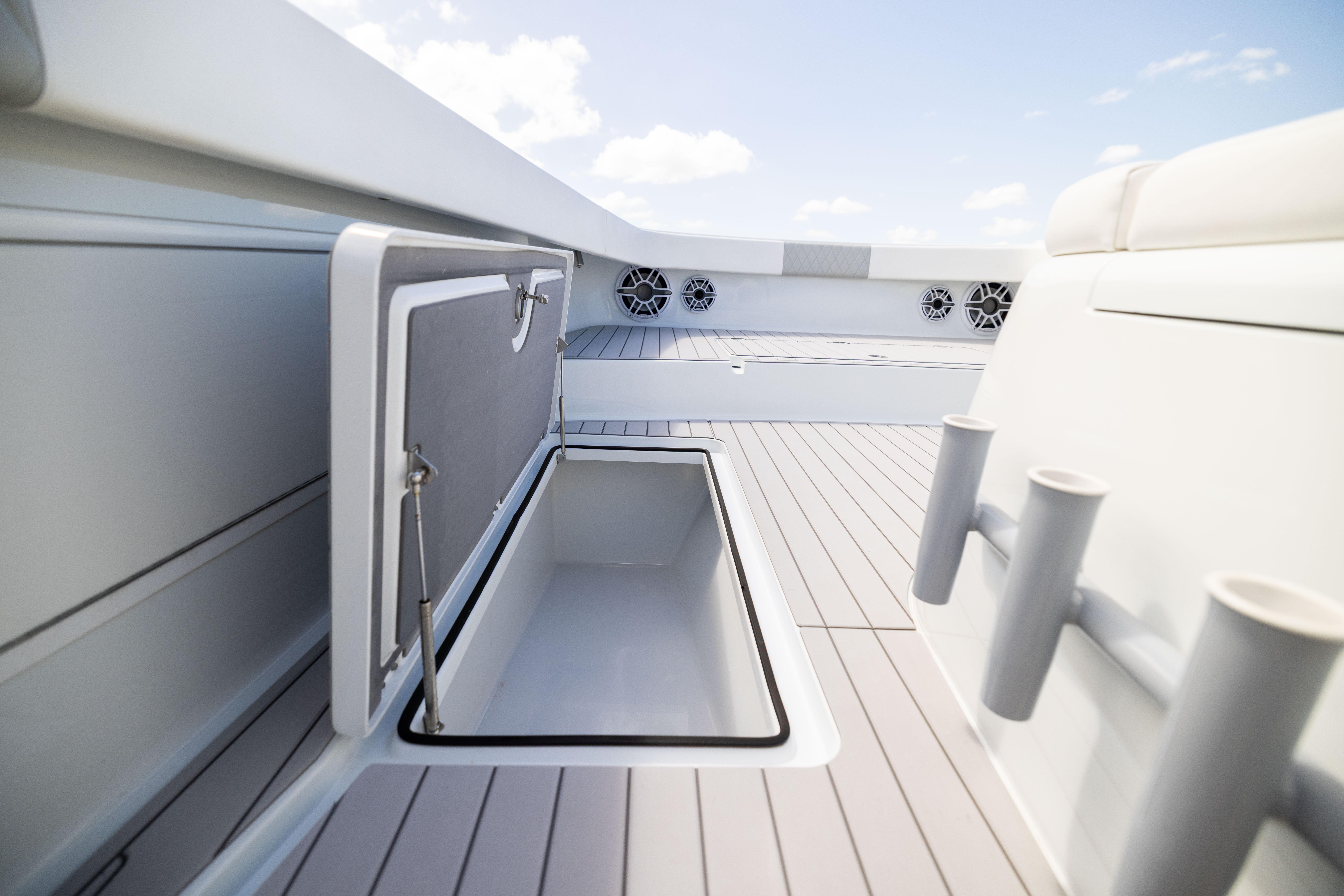 2022-freeman-47-center-console-power-9783844-20250506065855574-1_XLARGE