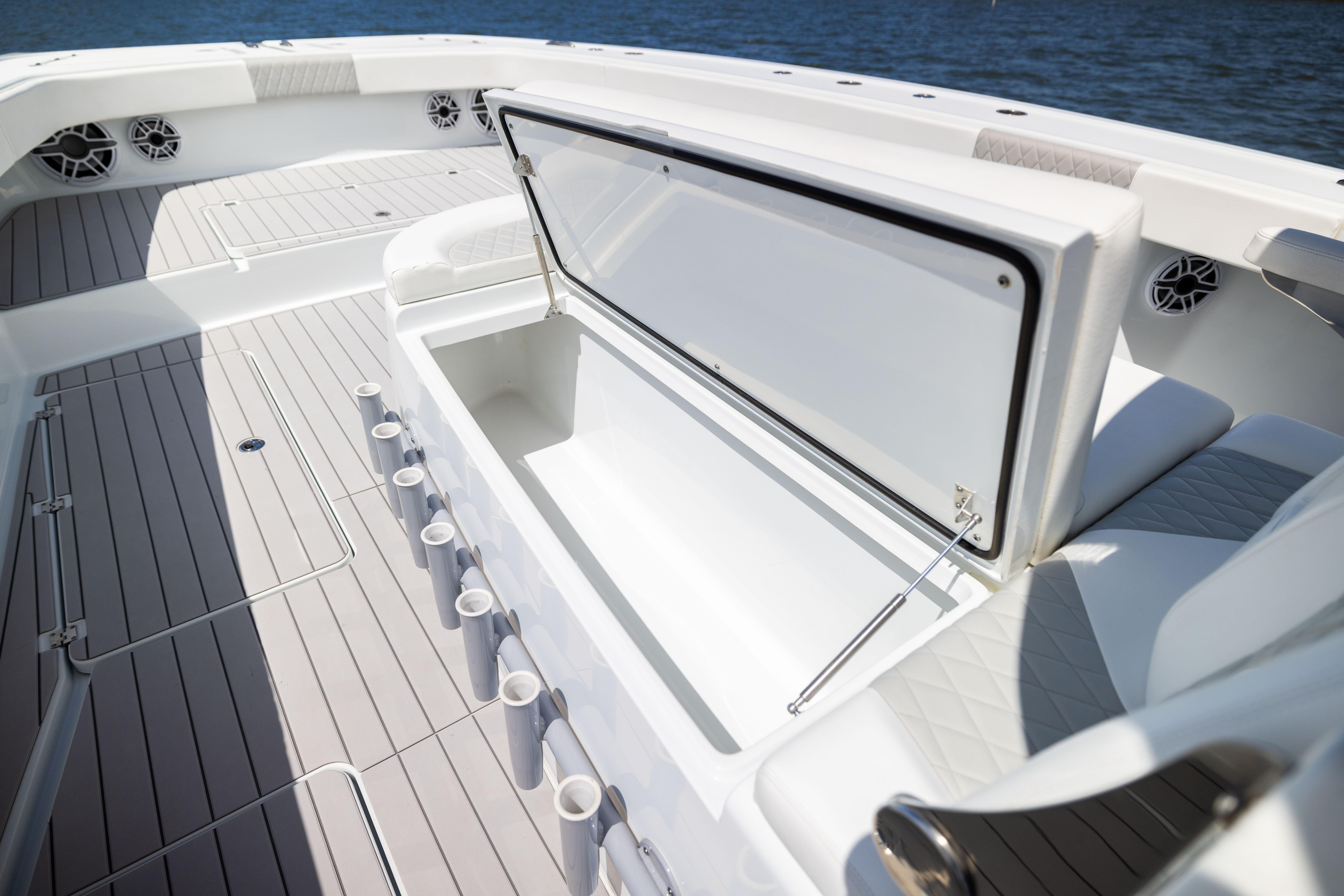 2022-freeman-47-center-console-power-9783844-20250506065902671-1_XLARGE