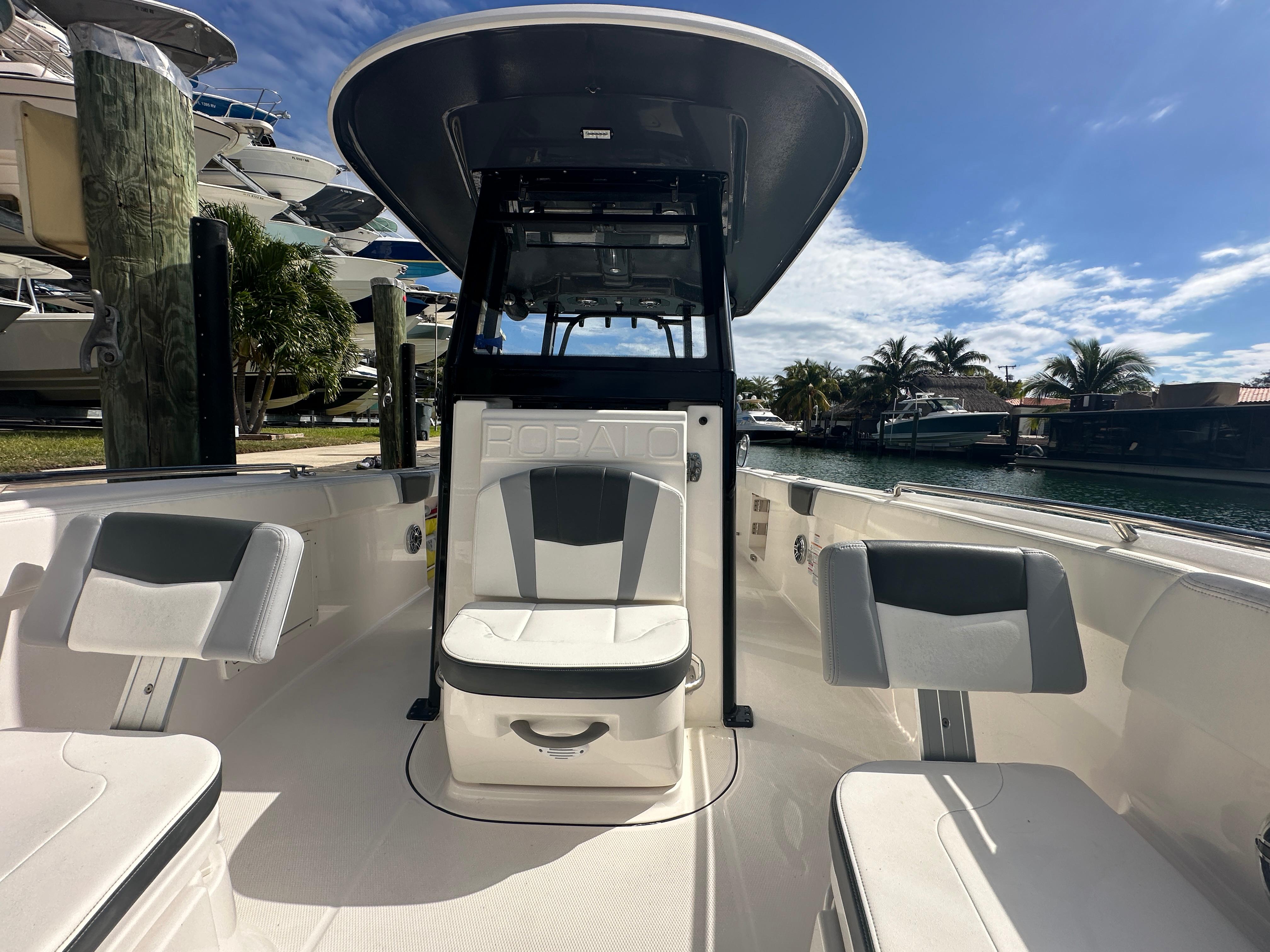 2022-robalo-r272-power-9743858-976054044-0-010420251848-11