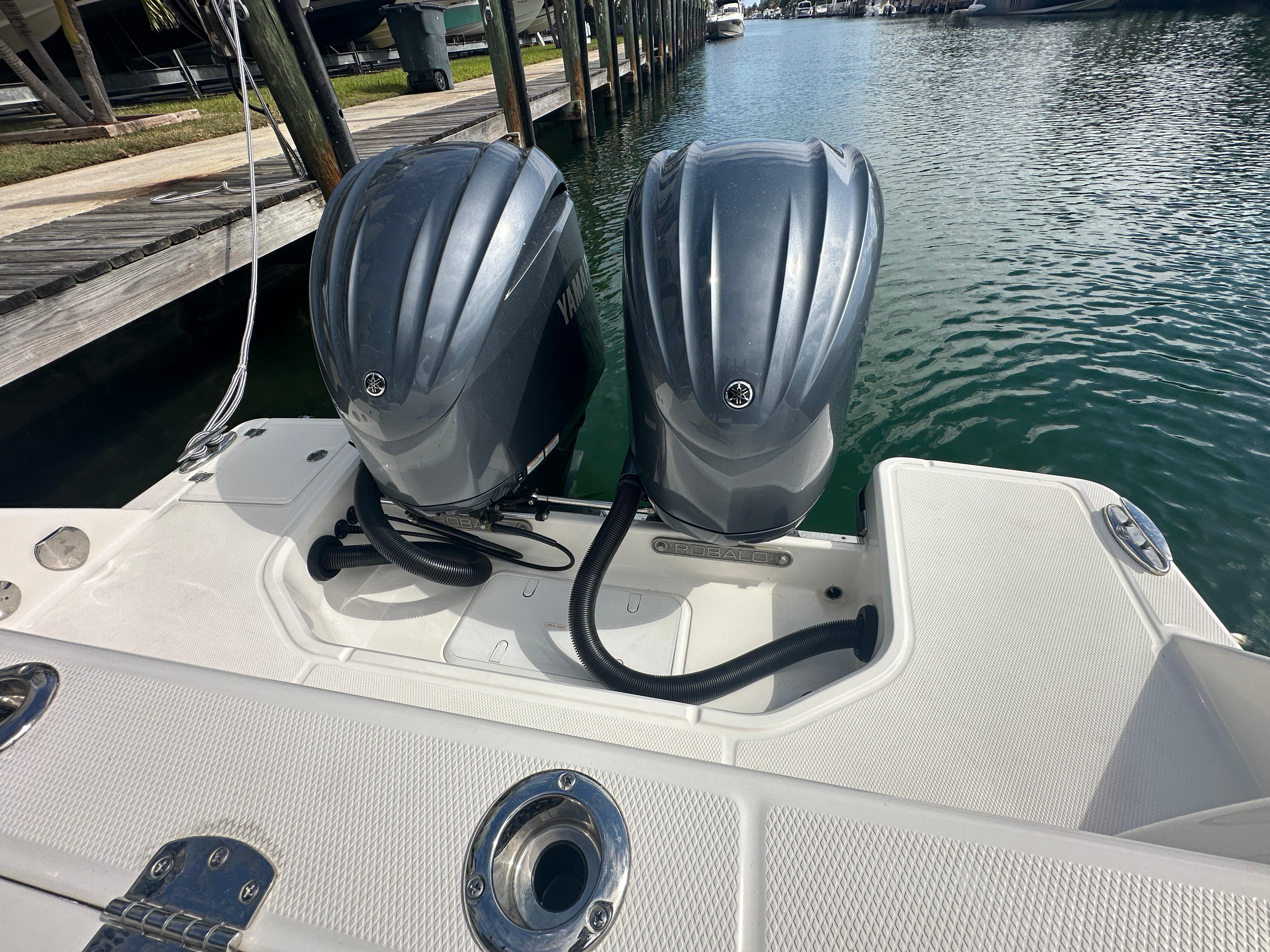 2022-robalo-r272-power-9743858-976054050-0-010420251848-17