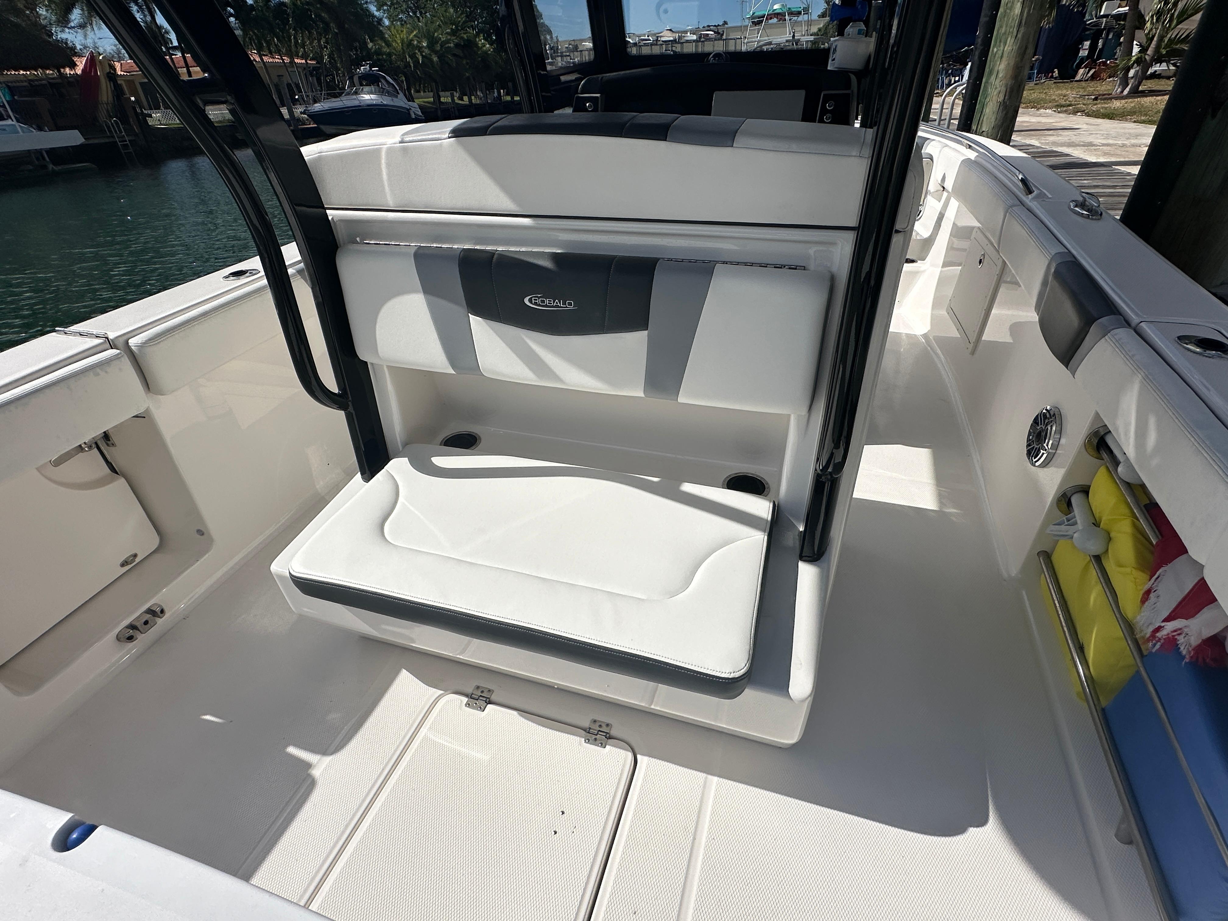 2022-robalo-r272-power-9743858-976054051-0-010420251848-18