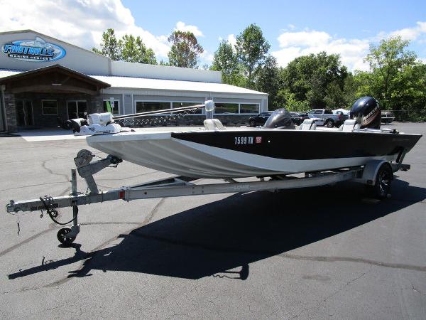 2016 Lowe boat for sale, model of the boat is 20 Catfish & Image # 2 of 18