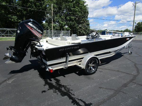 2016 Lowe boat for sale, model of the boat is 20 Catfish & Image # 4 of 18
