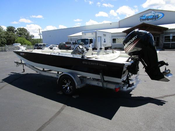 2016 Lowe boat for sale, model of the boat is 20 Catfish & Image # 14 of 18