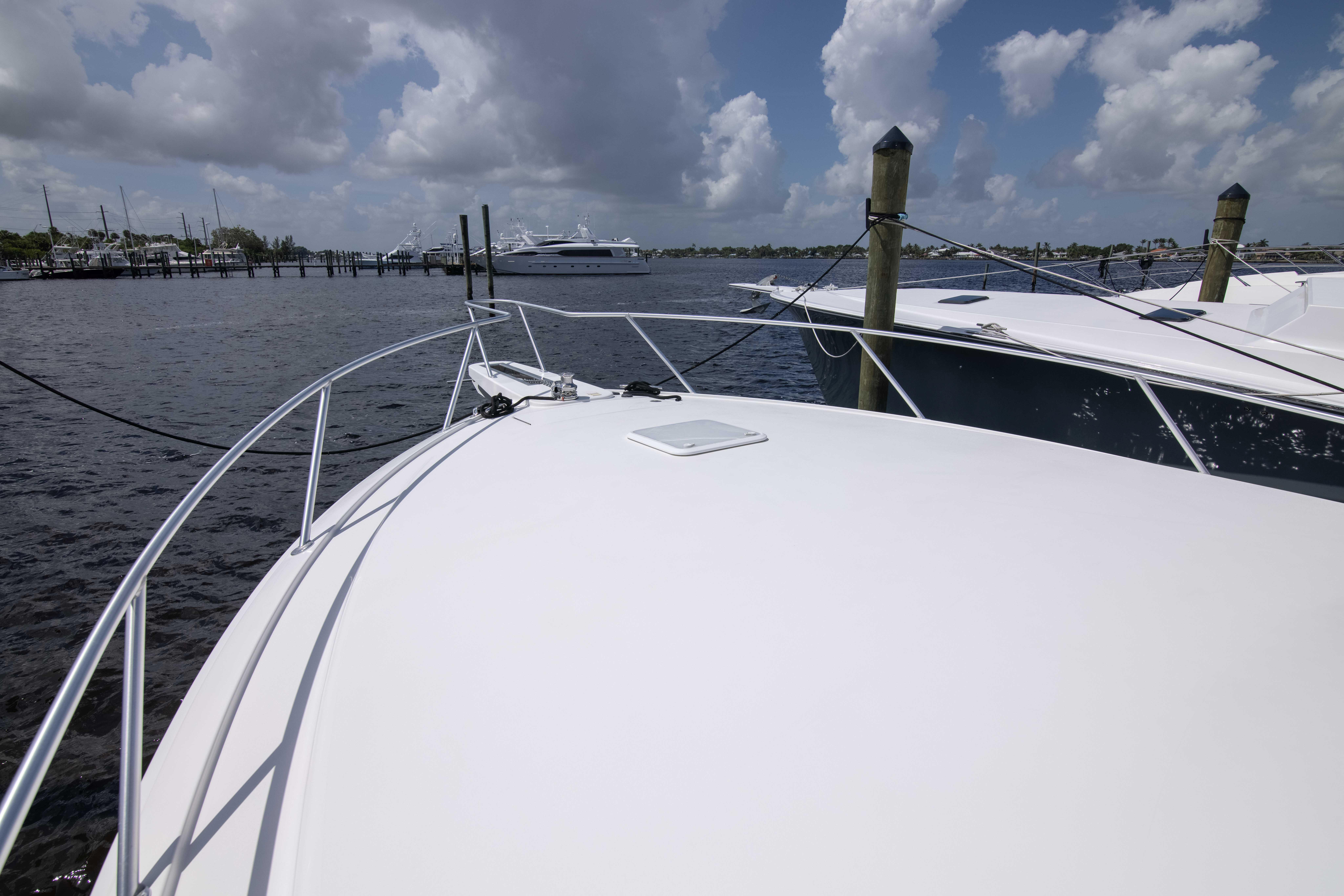 Viking 42 No Anchors - Exterior Bow