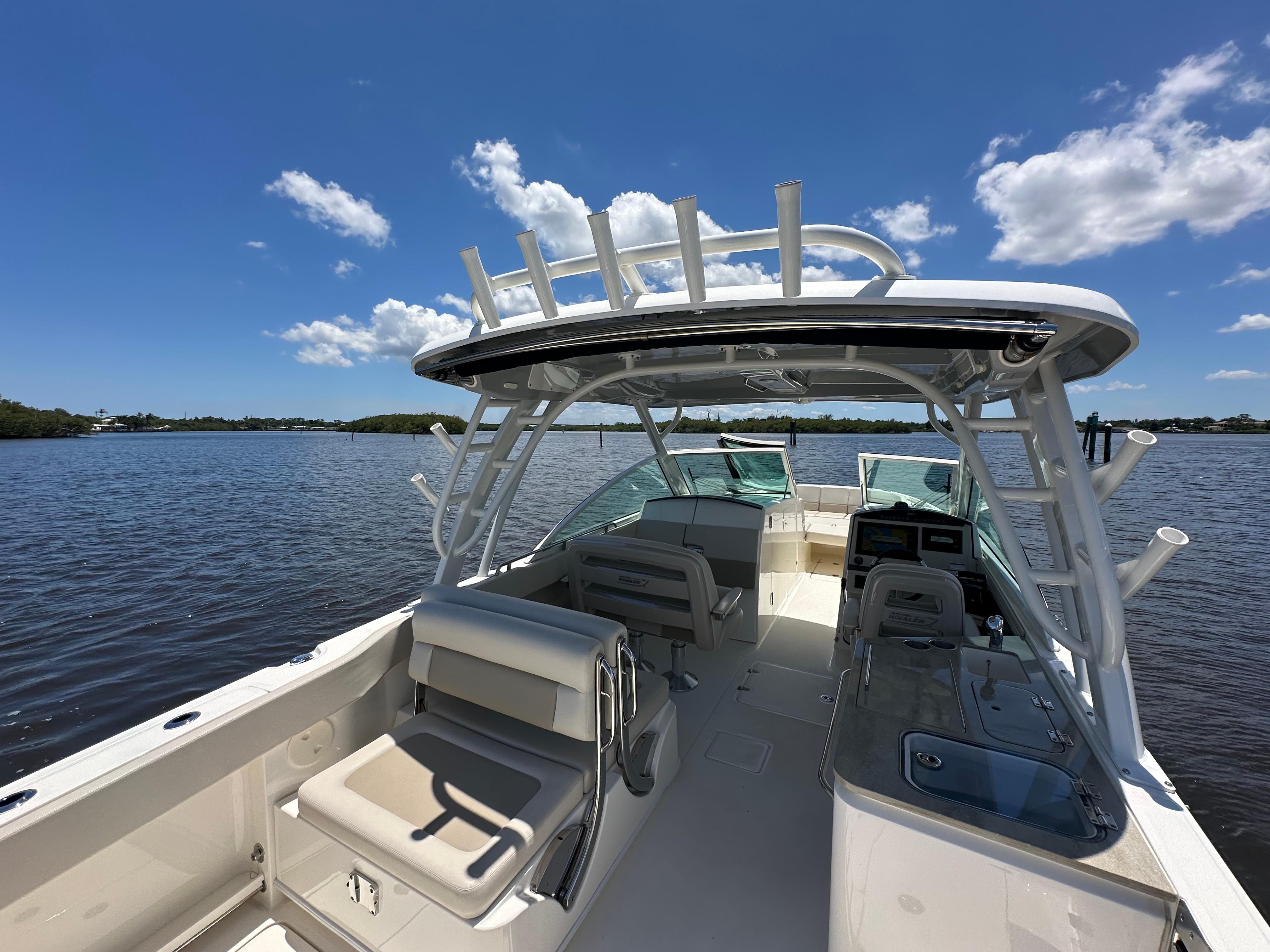 2023-boston-whaler-320-vantage-power-9793894-20250514120923838-1_XLARGE