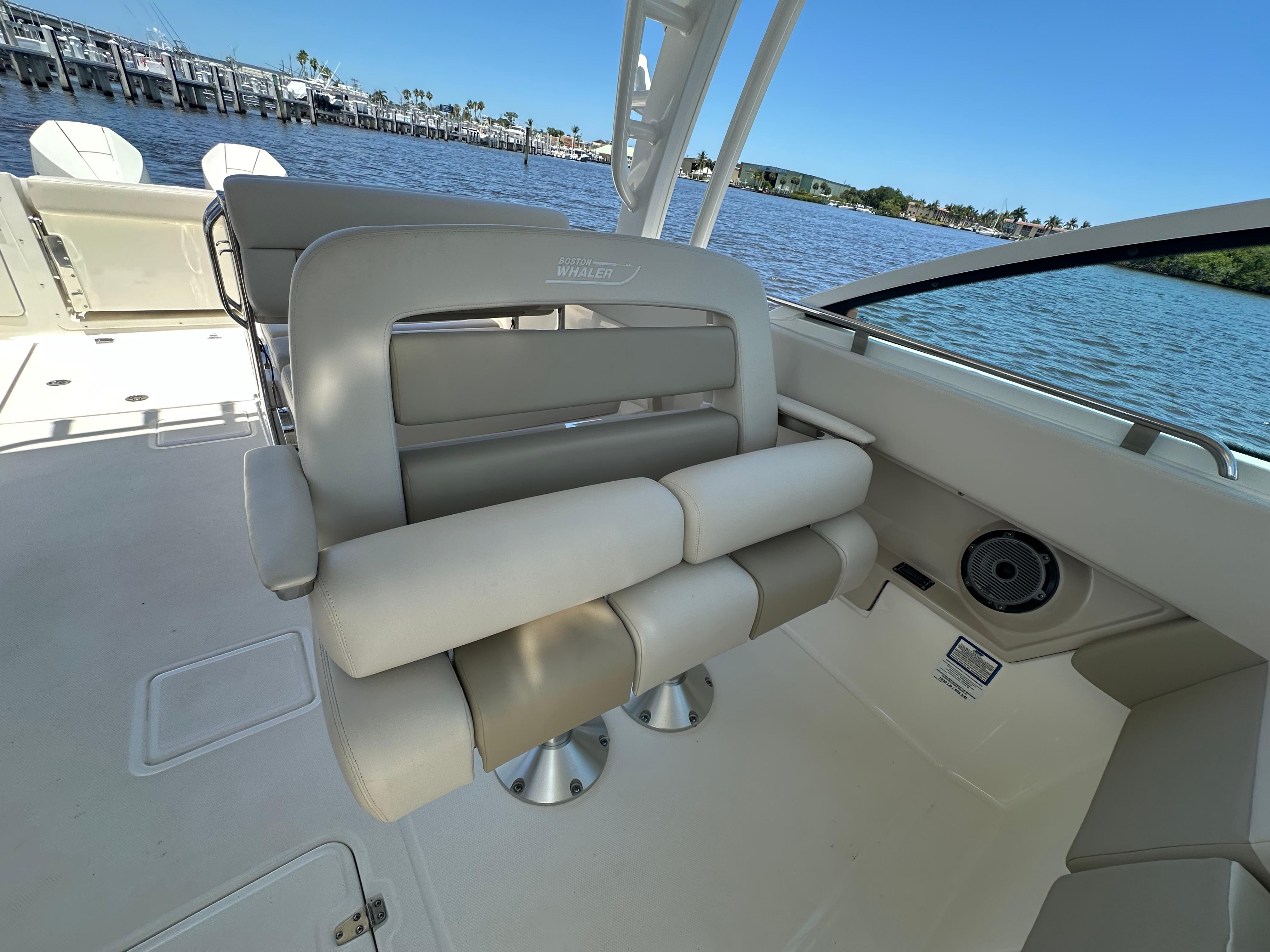 2023-boston-whaler-320-vantage-power-9793894-20250514120943739-1_XLARGE