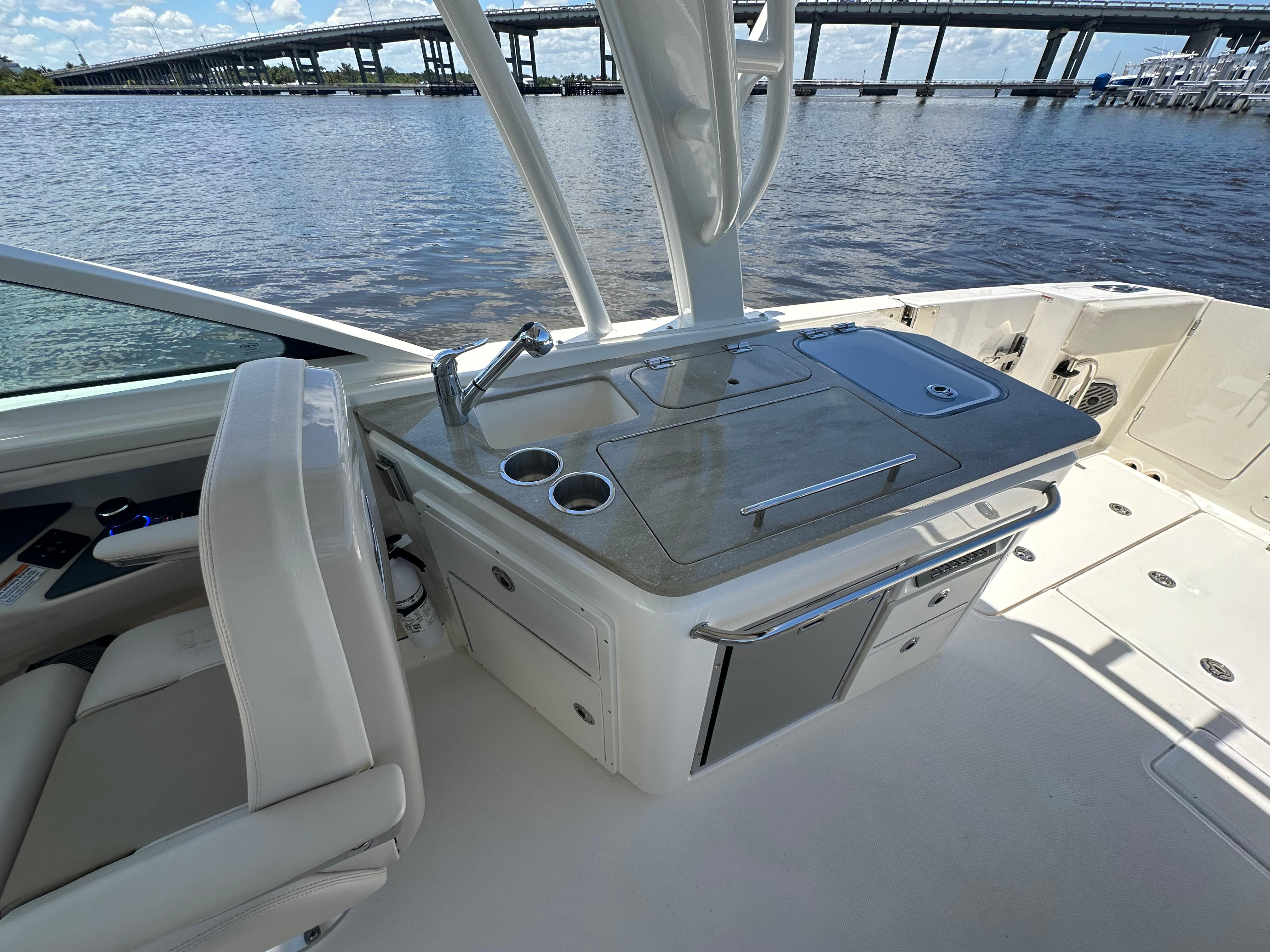 2023-boston-whaler-320-vantage-power-9793894-20250514120948296-1_XLARGE