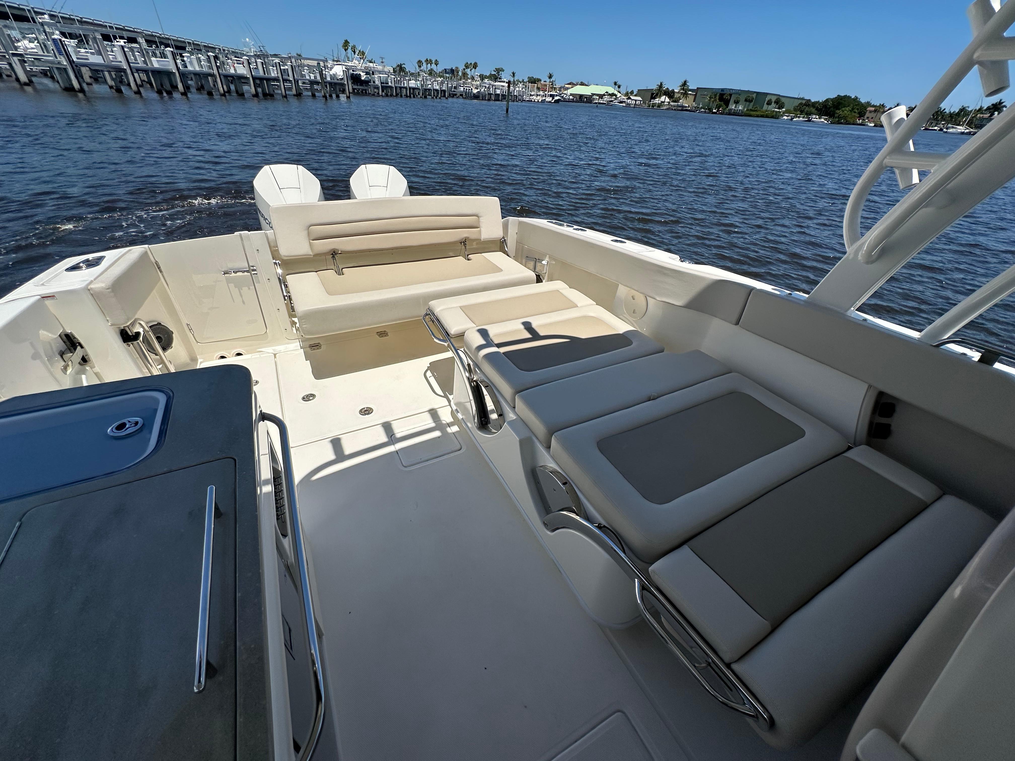 2023-boston-whaler-320-vantage-power-9793894-20250514120957117-1_XLARGE