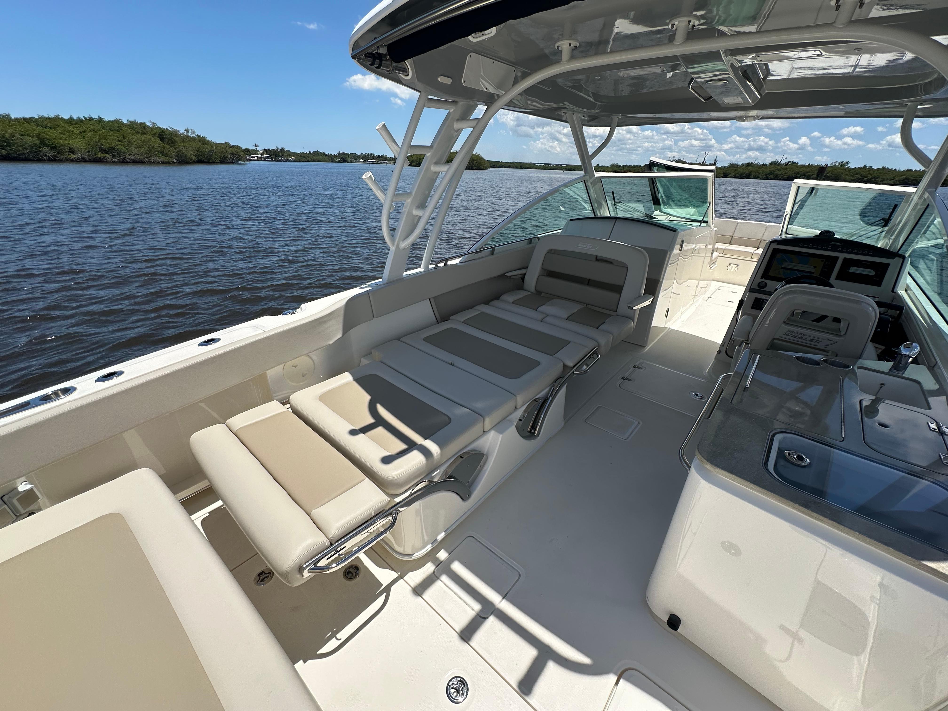 2023-boston-whaler-320-vantage-power-9793894-20250514121001097-1_XLARGE