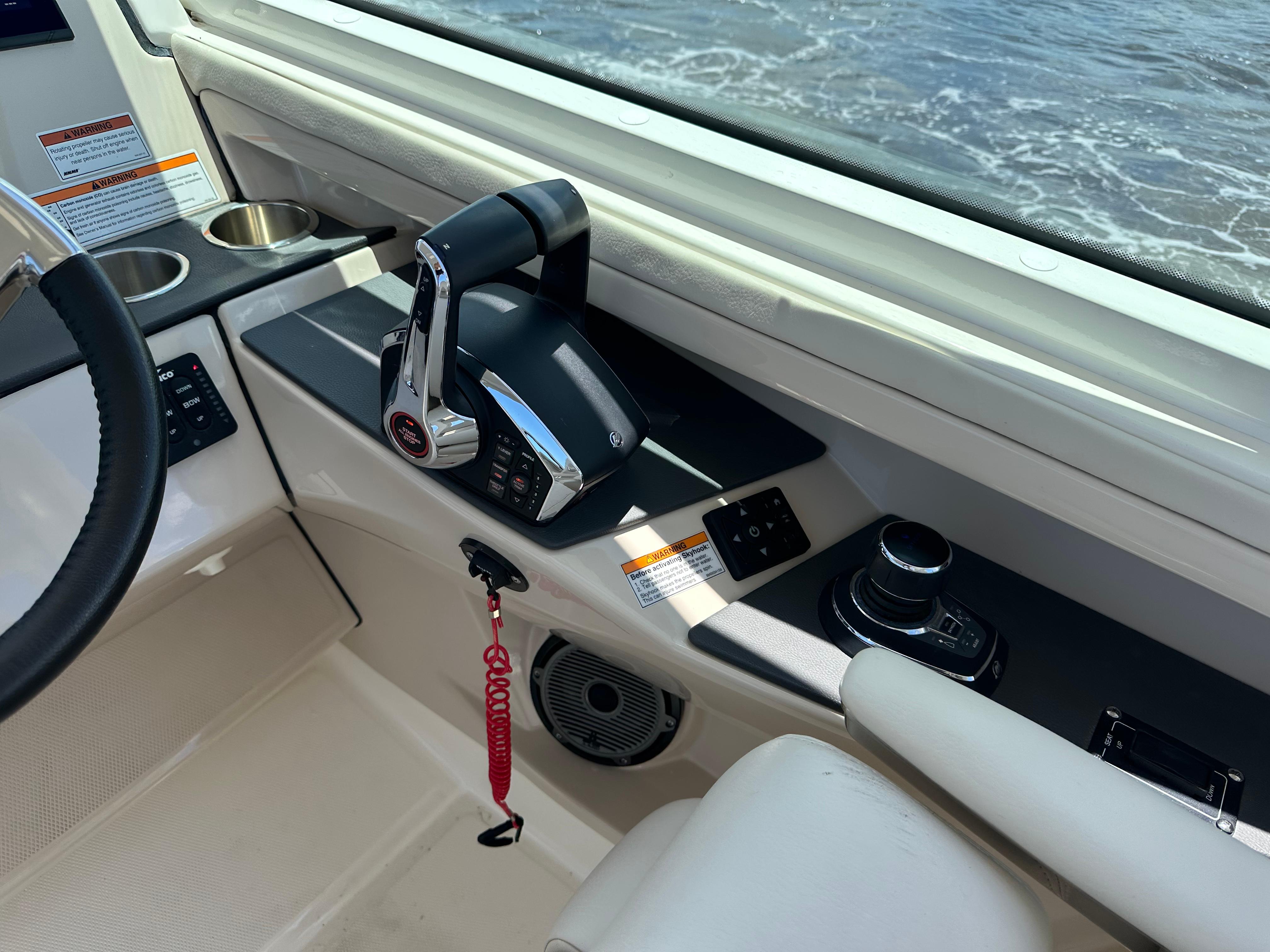2023-boston-whaler-320-vantage-power-9793894-20250514121009092-1_XLARGE