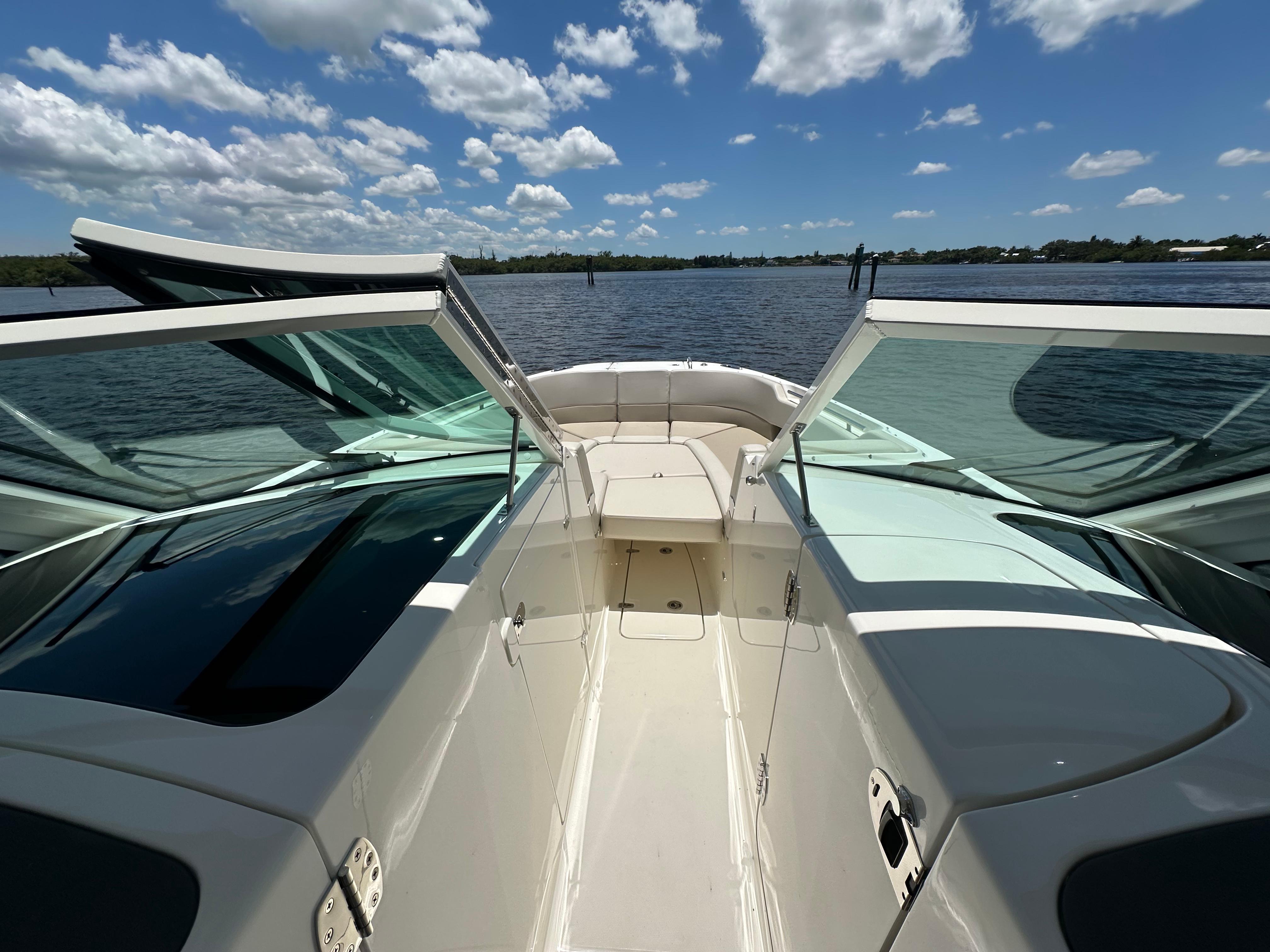 2023-boston-whaler-320-vantage-power-9793894-20250514121201590-1_XLARGE