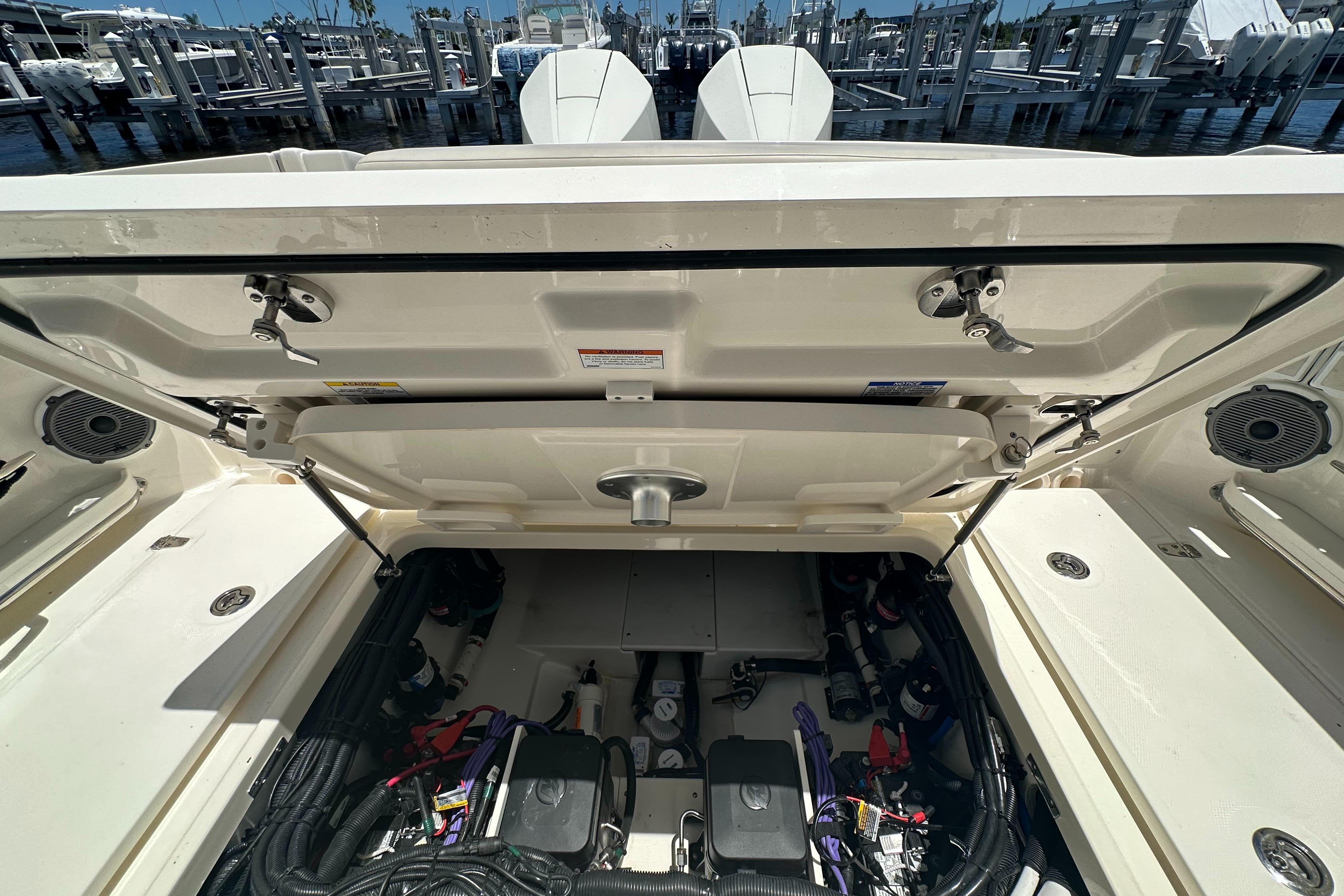 2023-boston-whaler-320-vantage-power-9793894-20250514130259550-1_XLARGE