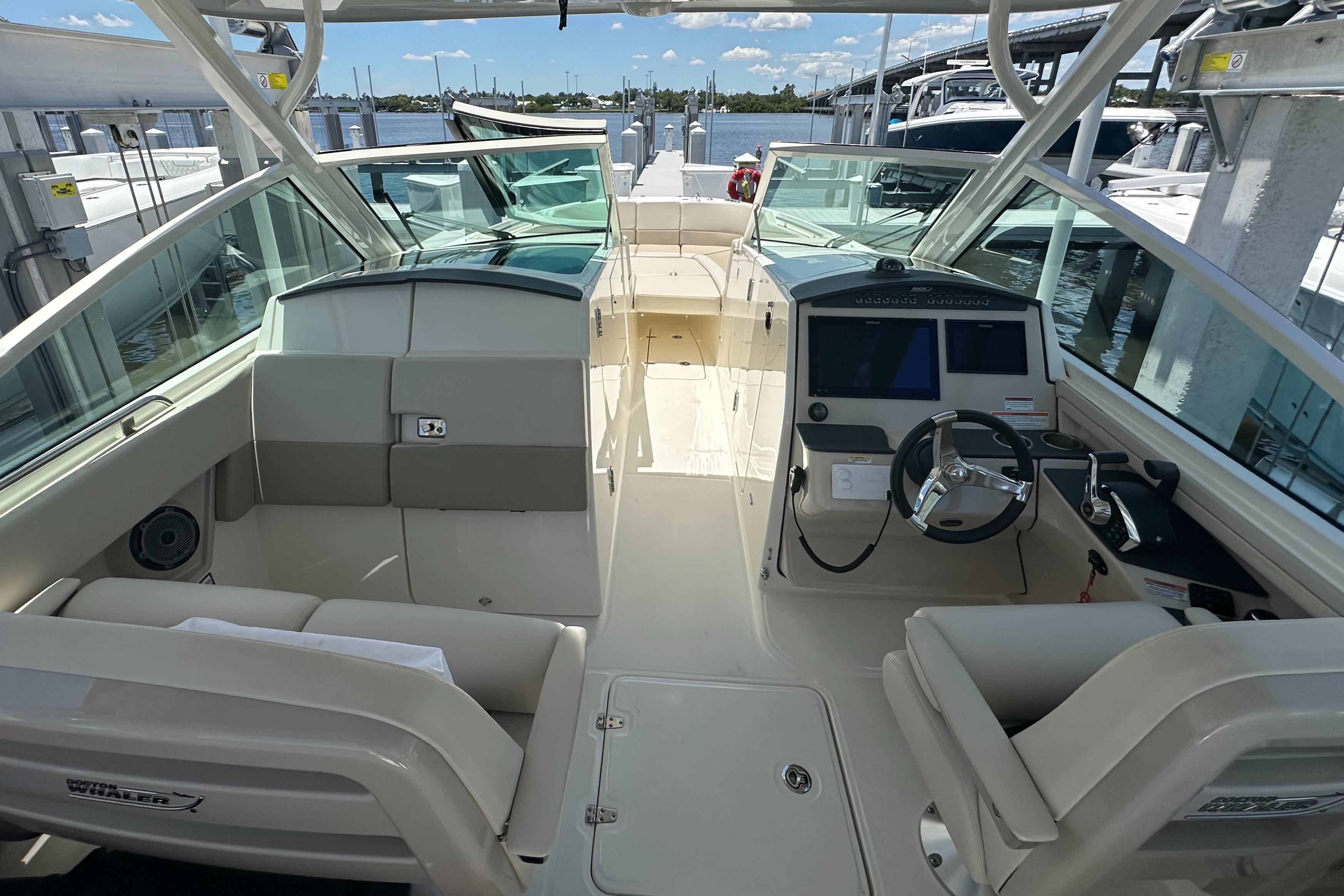 2023-boston-whaler-320-vantage-power-9793894-20250514130305399-1_XLARGE