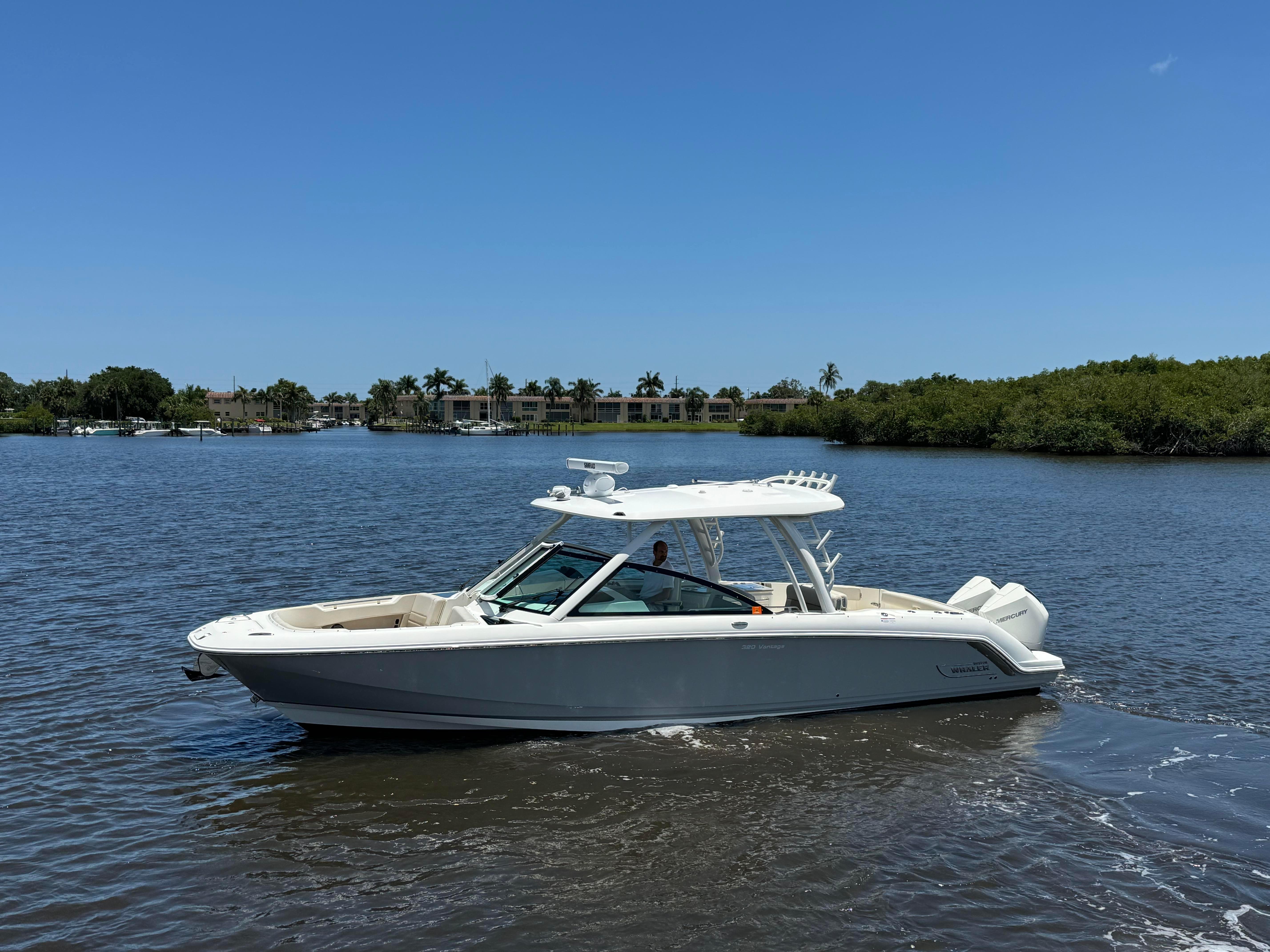 2023-boston-whaler-320-vantage-power-9793894-20250515104343147-1_XLARGE