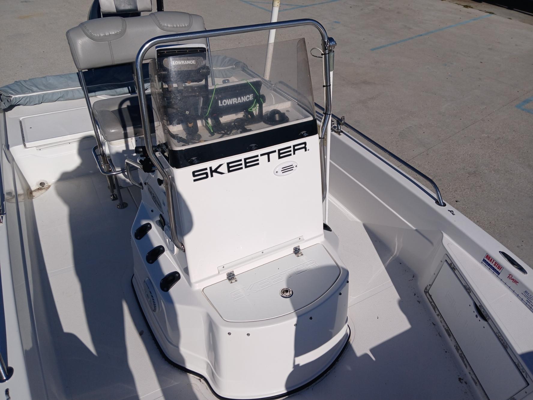 2008 Skeeter 20 ZX boat interior with console and seating.