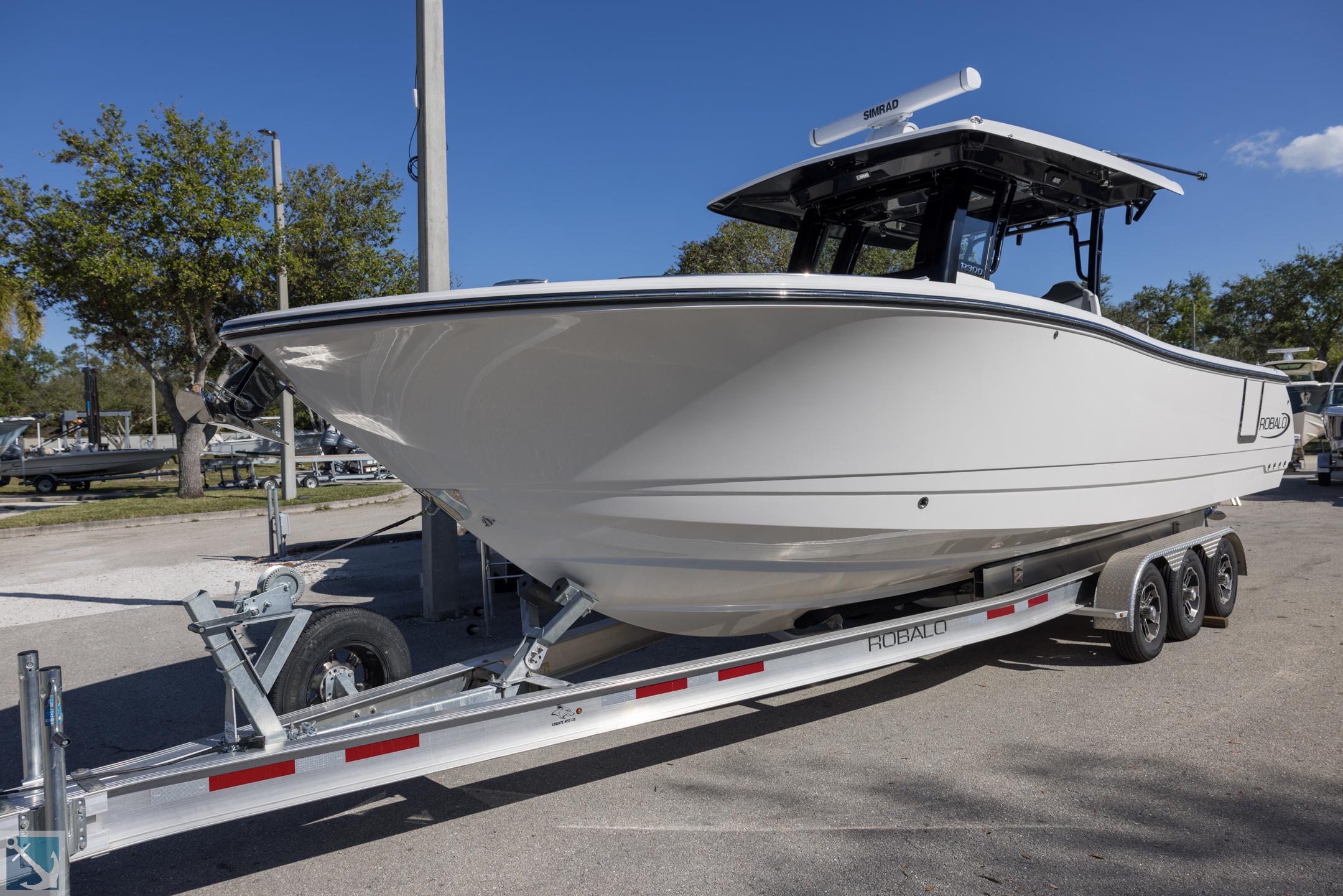 Robalo R300 Center Console 2025