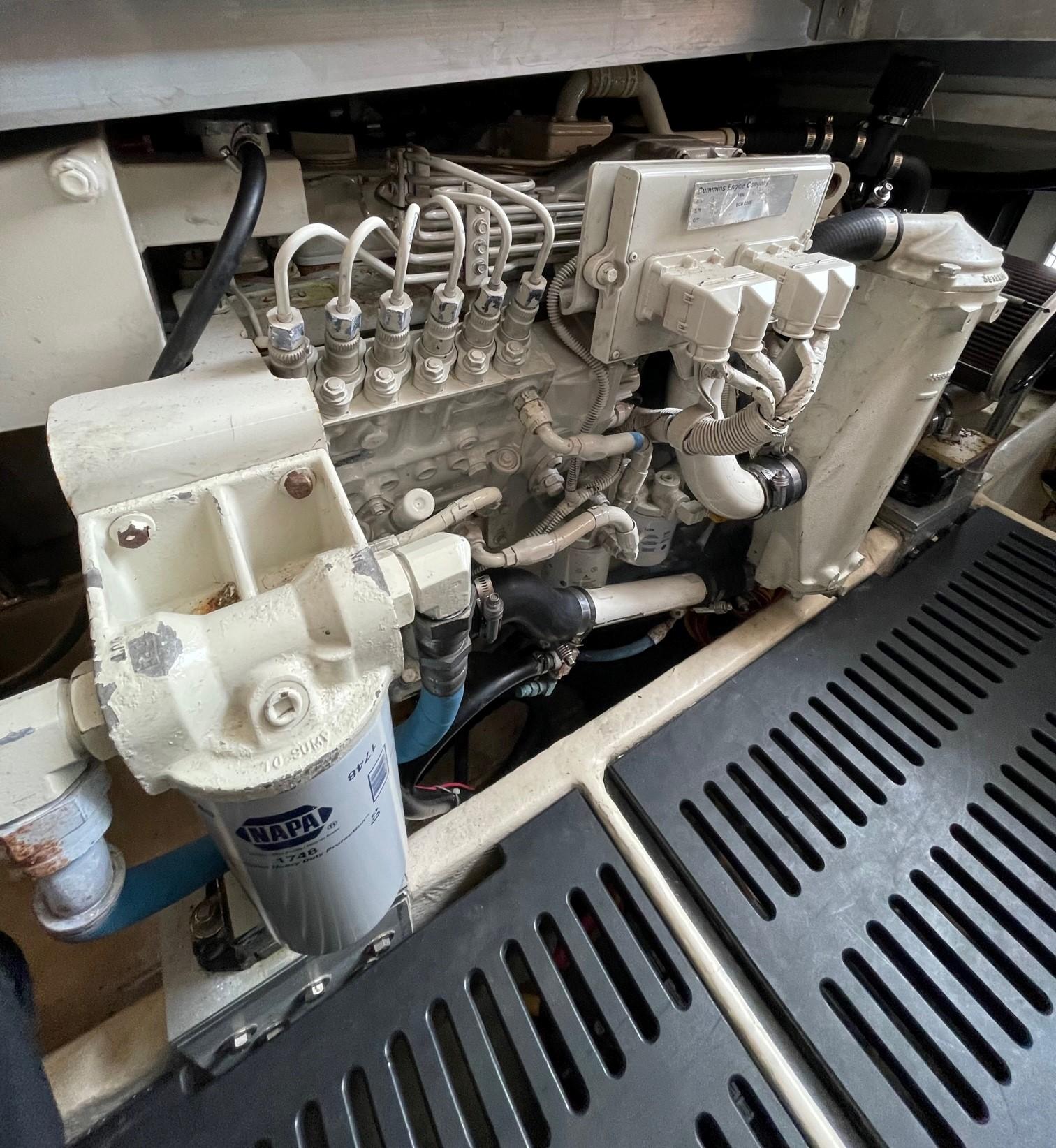 2005 Luhrs 38 Convertible  Engine Room 1