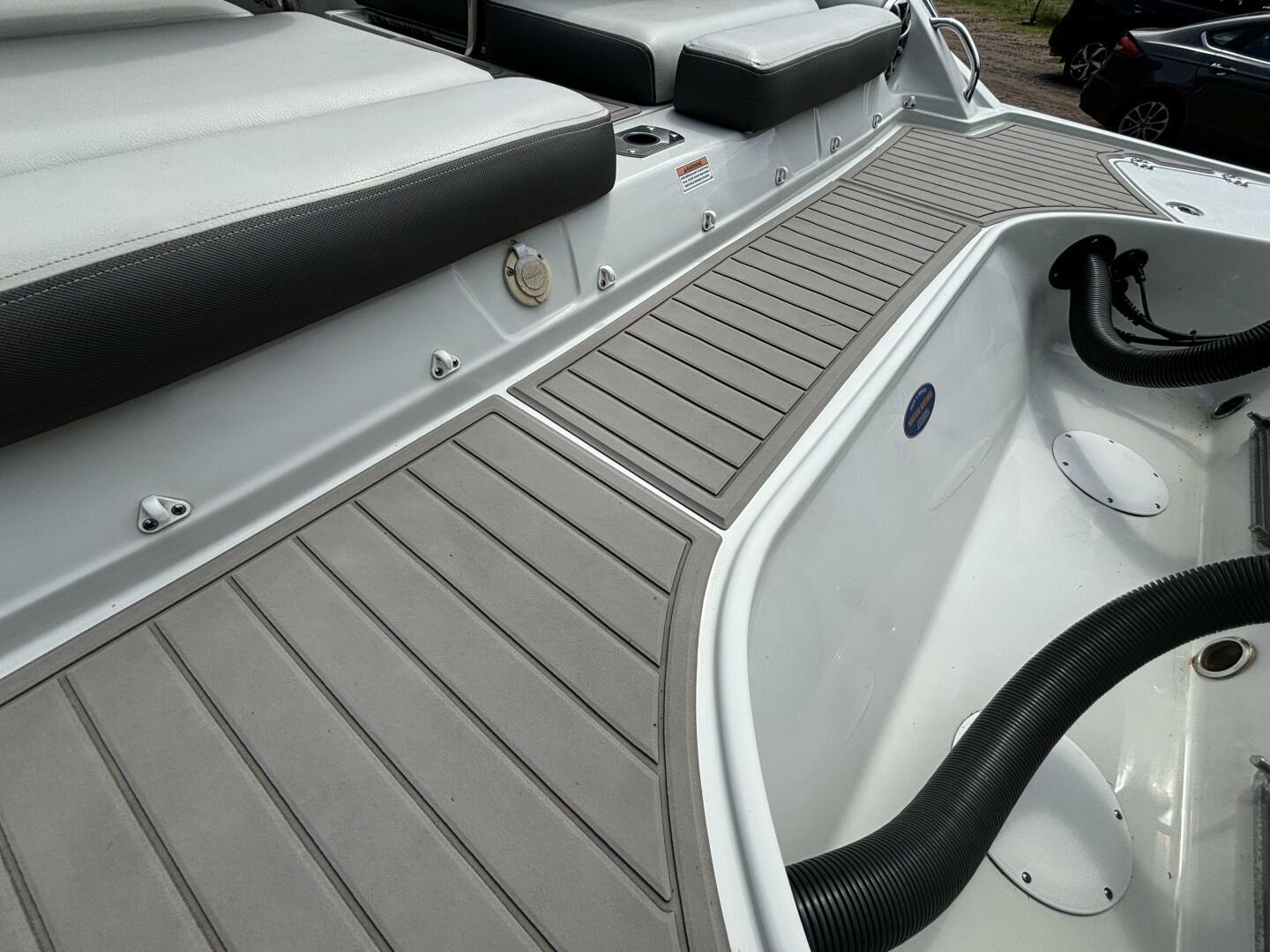 2021-crownline-e305xs-power-9843953-20250618161732736-1