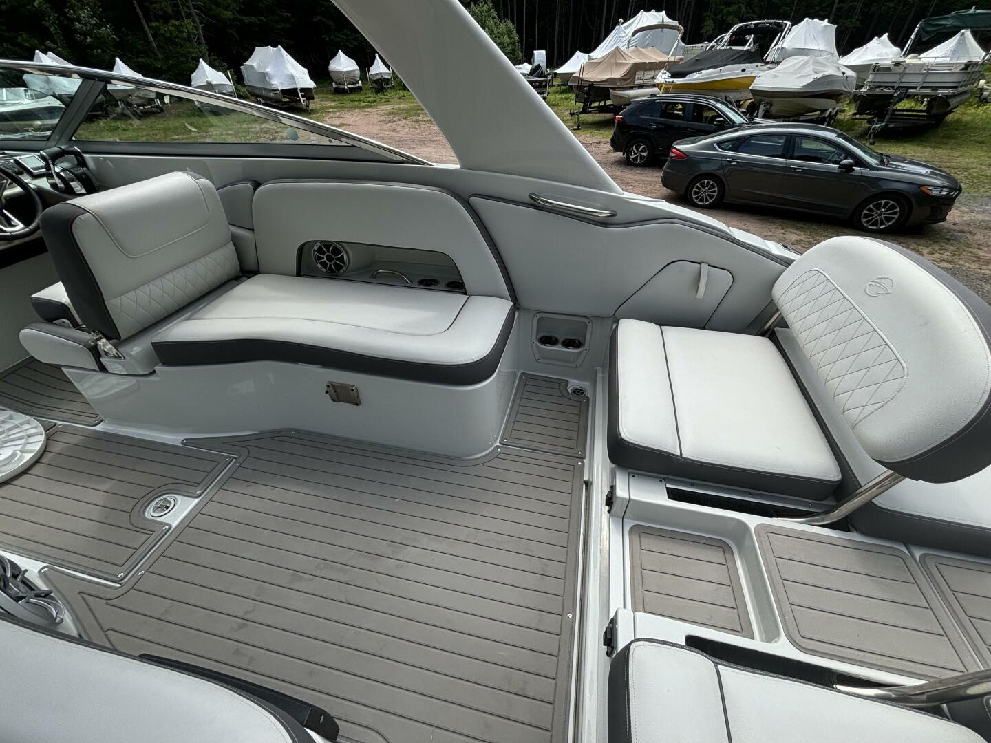 2021-crownline-e305xs-power-9843953-20250618161739680-1