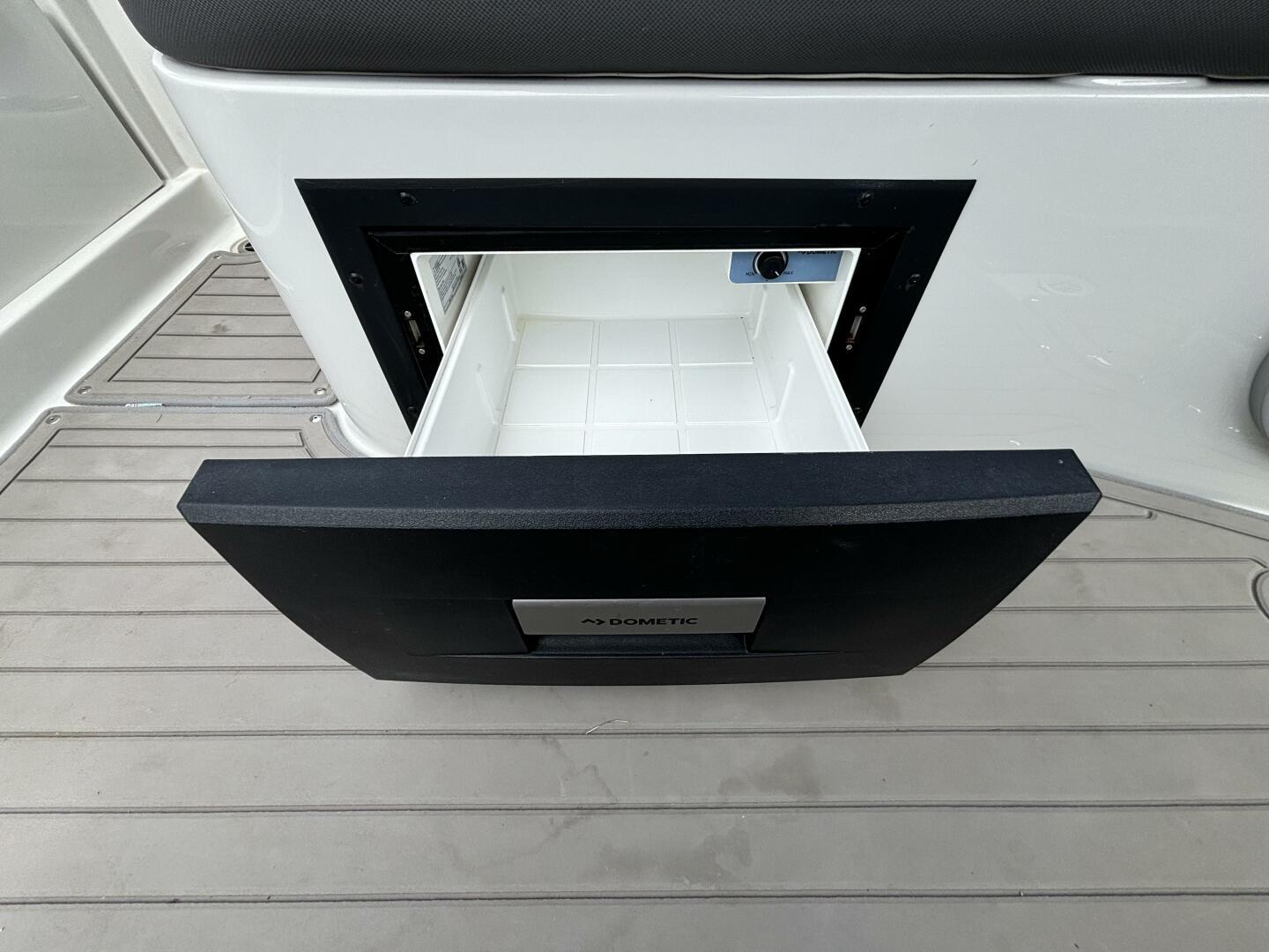 2021-crownline-e305xs-power-9843953-20250618161744619-1