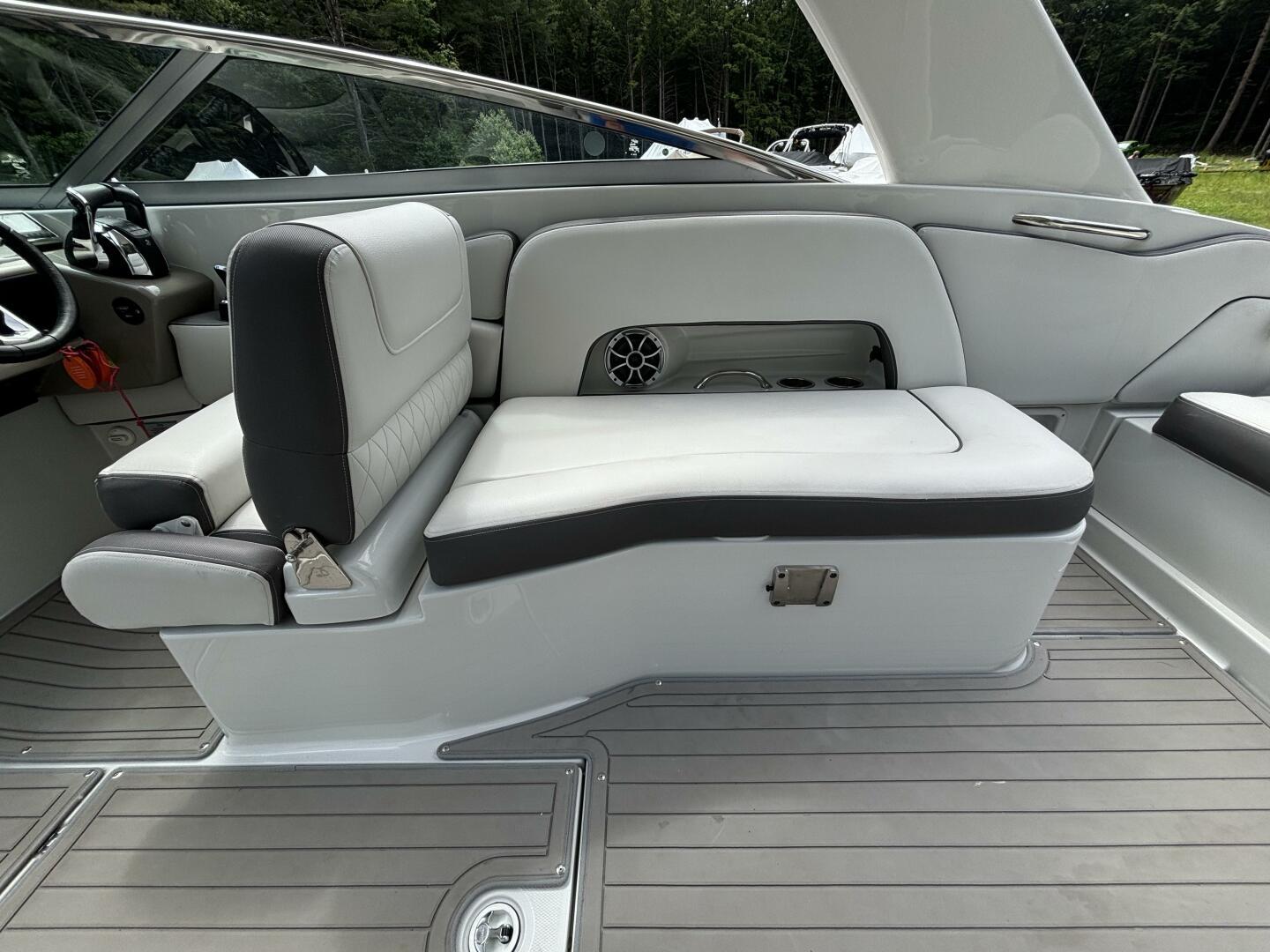 2021-crownline-e305xs-power-9843953-20250618161746622-1