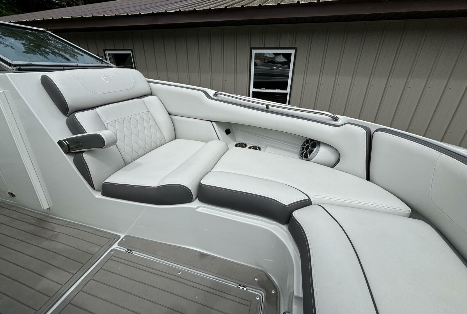2021-crownline-e305xs-power-9843953-20250618161811698-1