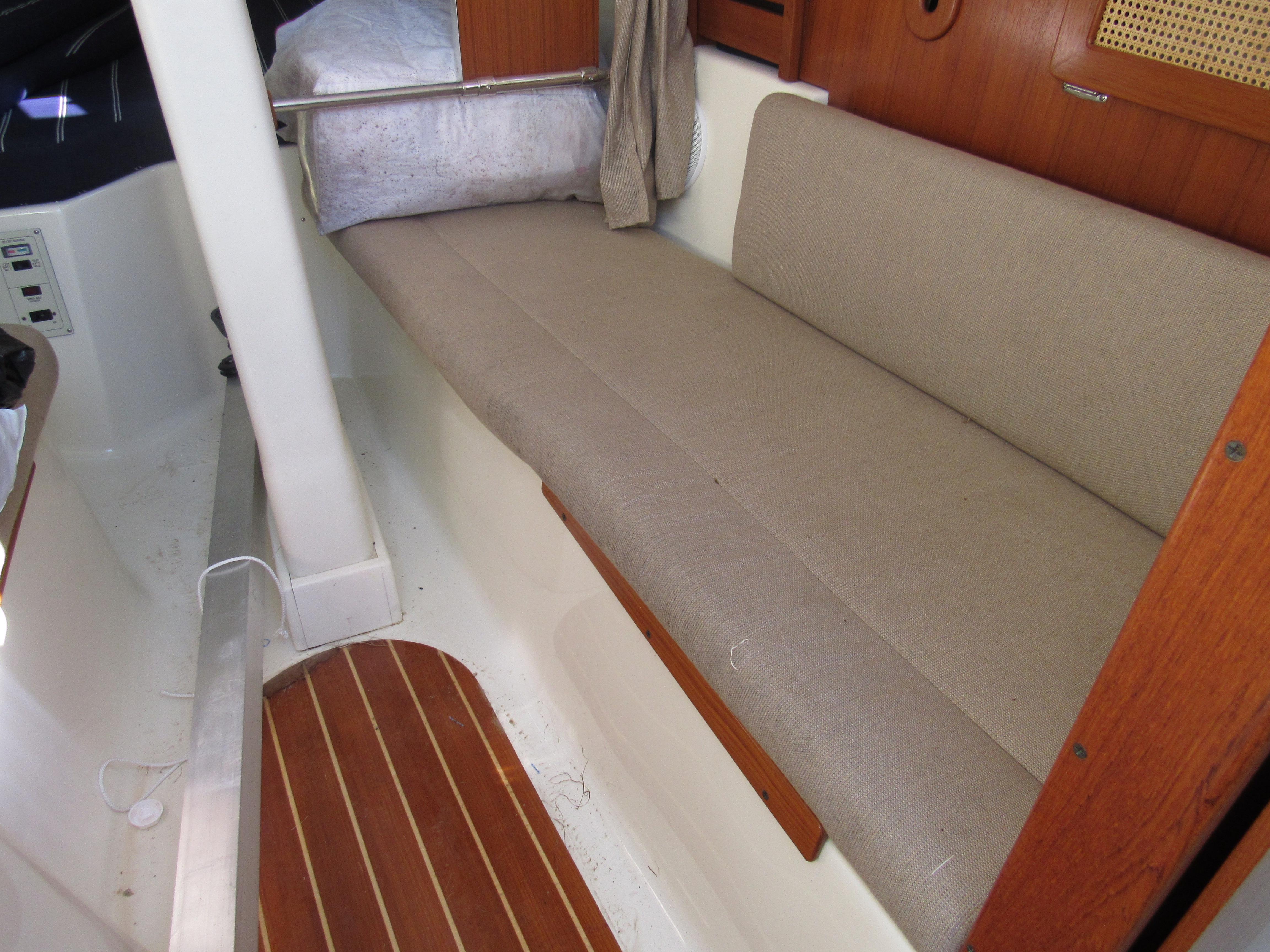 Port Stb Settee