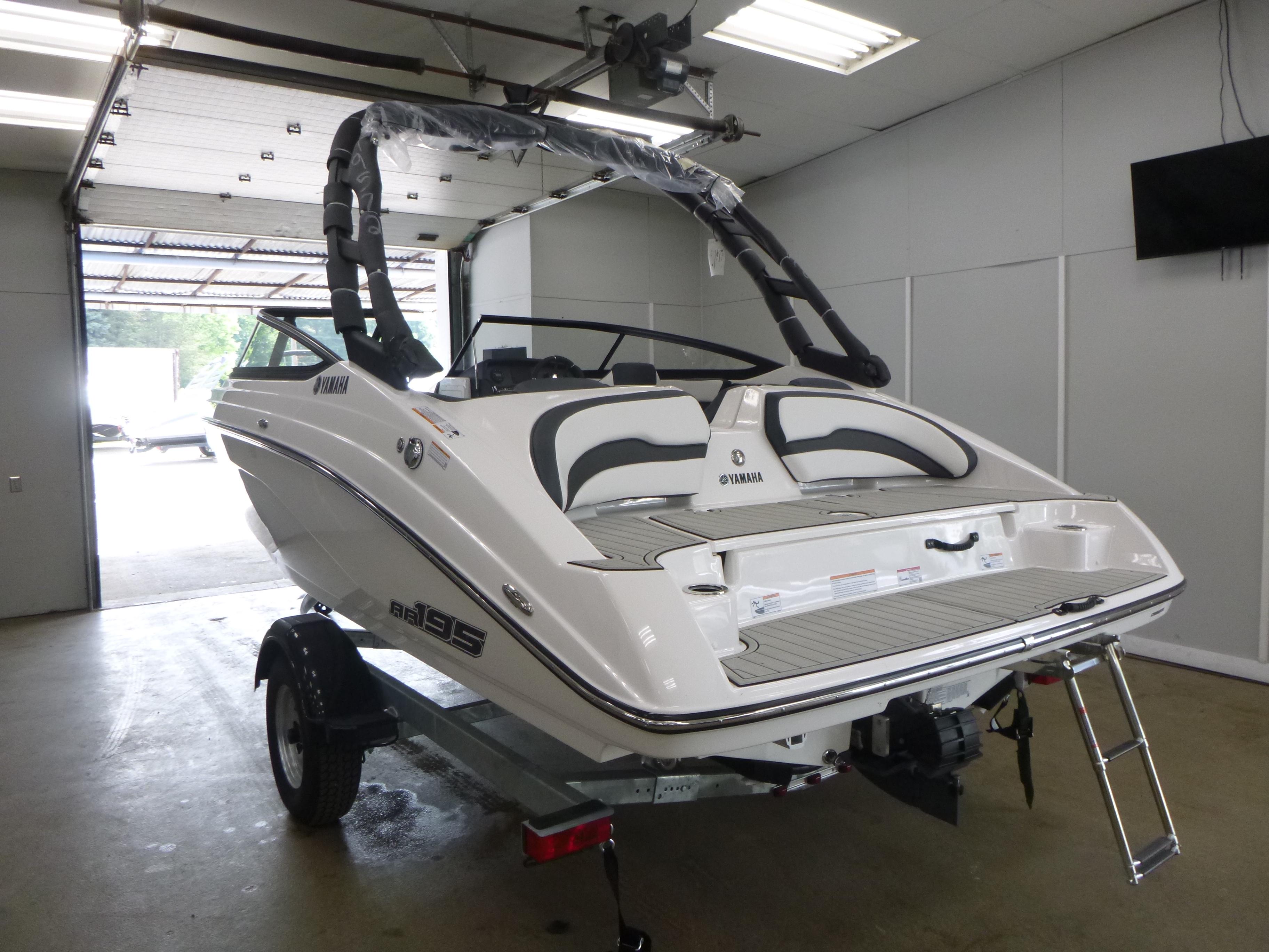 2025 Yamaha Boats AR195 Gallery